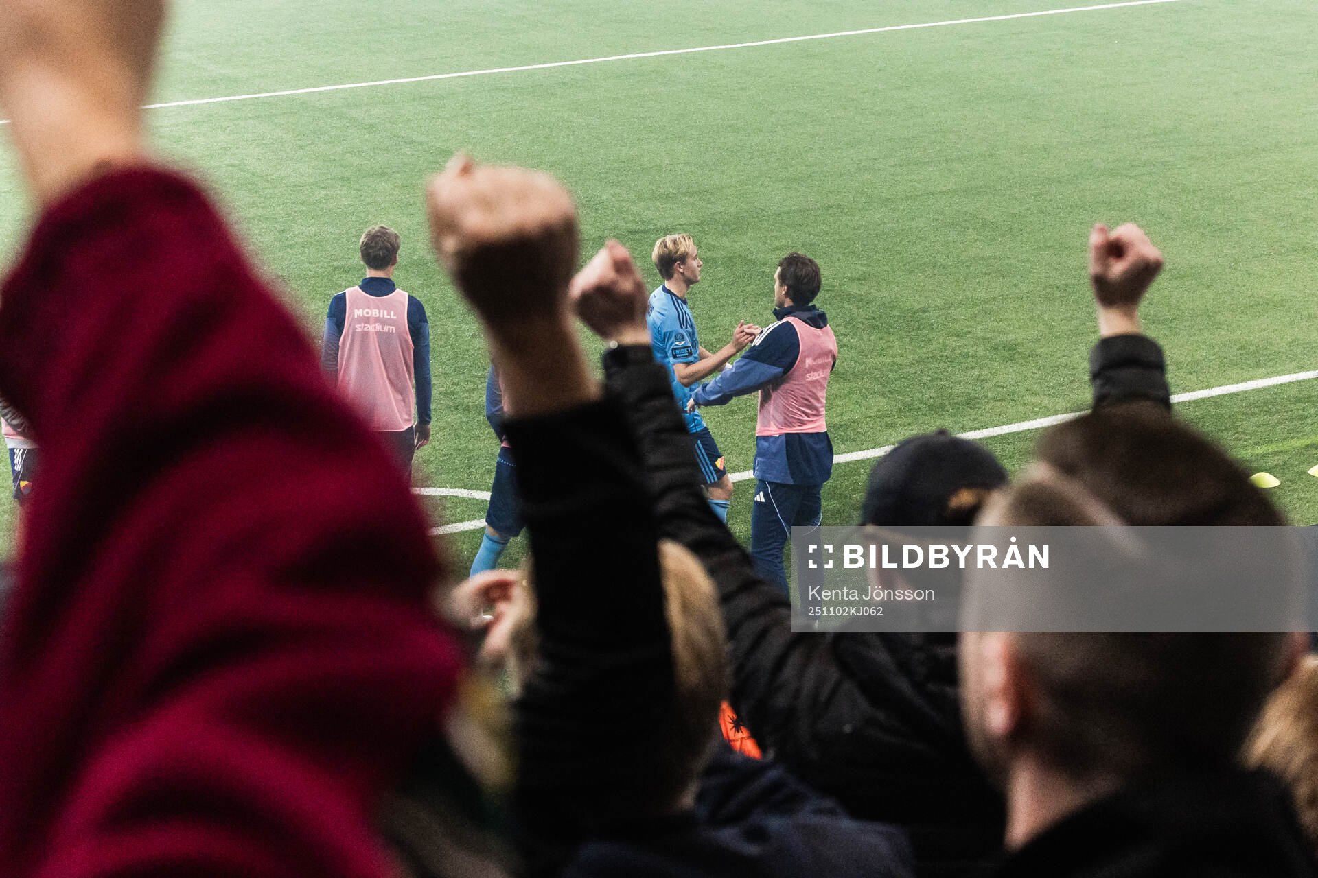 Djurgårdens Oskar Fallenius lämnar planen