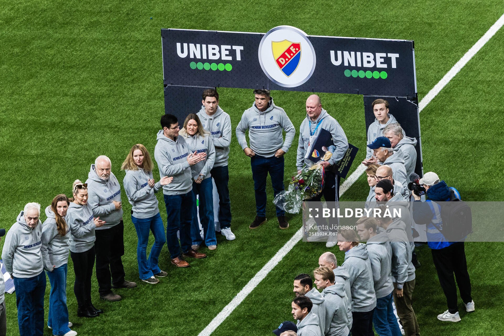 Djurgårdens vd Henrik Berggren tackas av