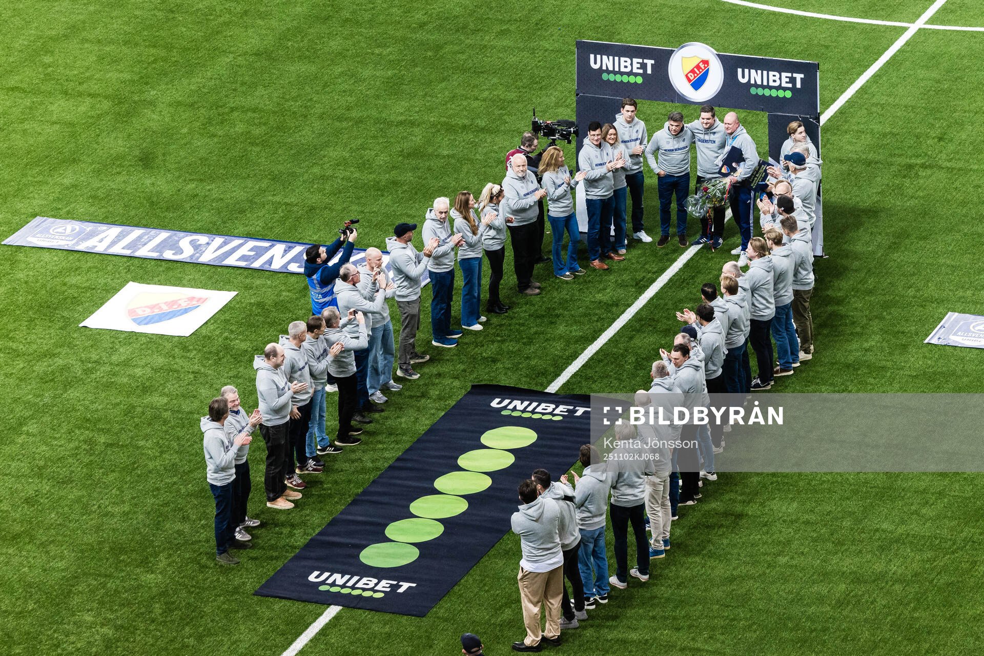 Djurgårdens vd Henrik Berggren tackas av