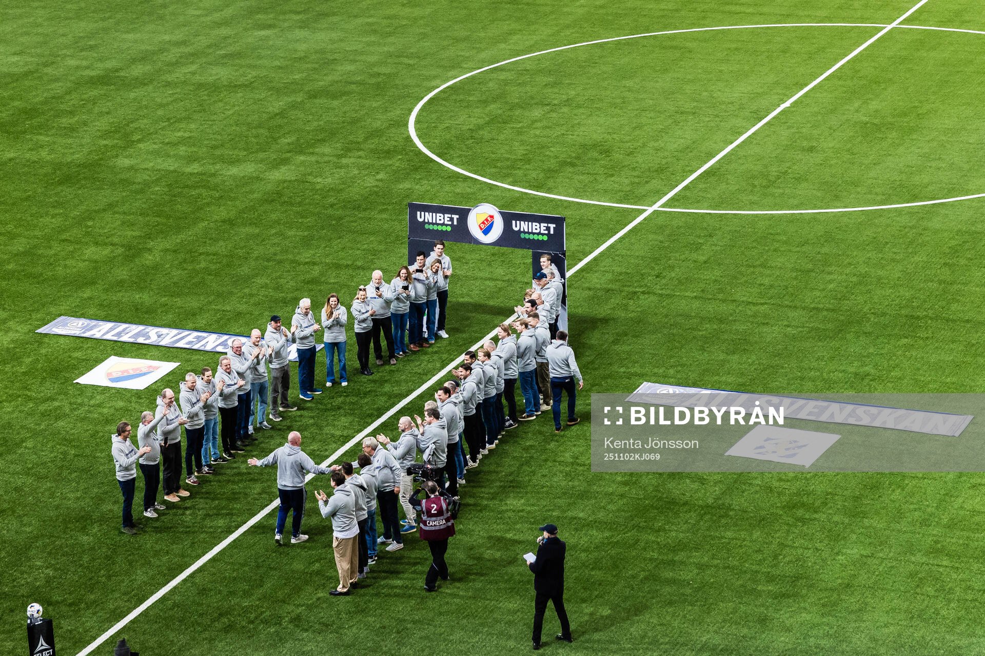 Djurgårdens vd Henrik Berggren tackas av