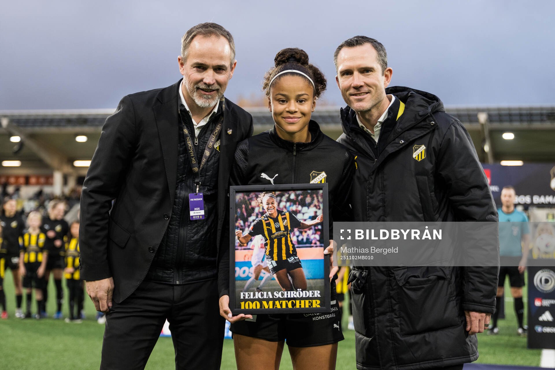 Häckens Felicia Schröder gratuleras för 100 spelade