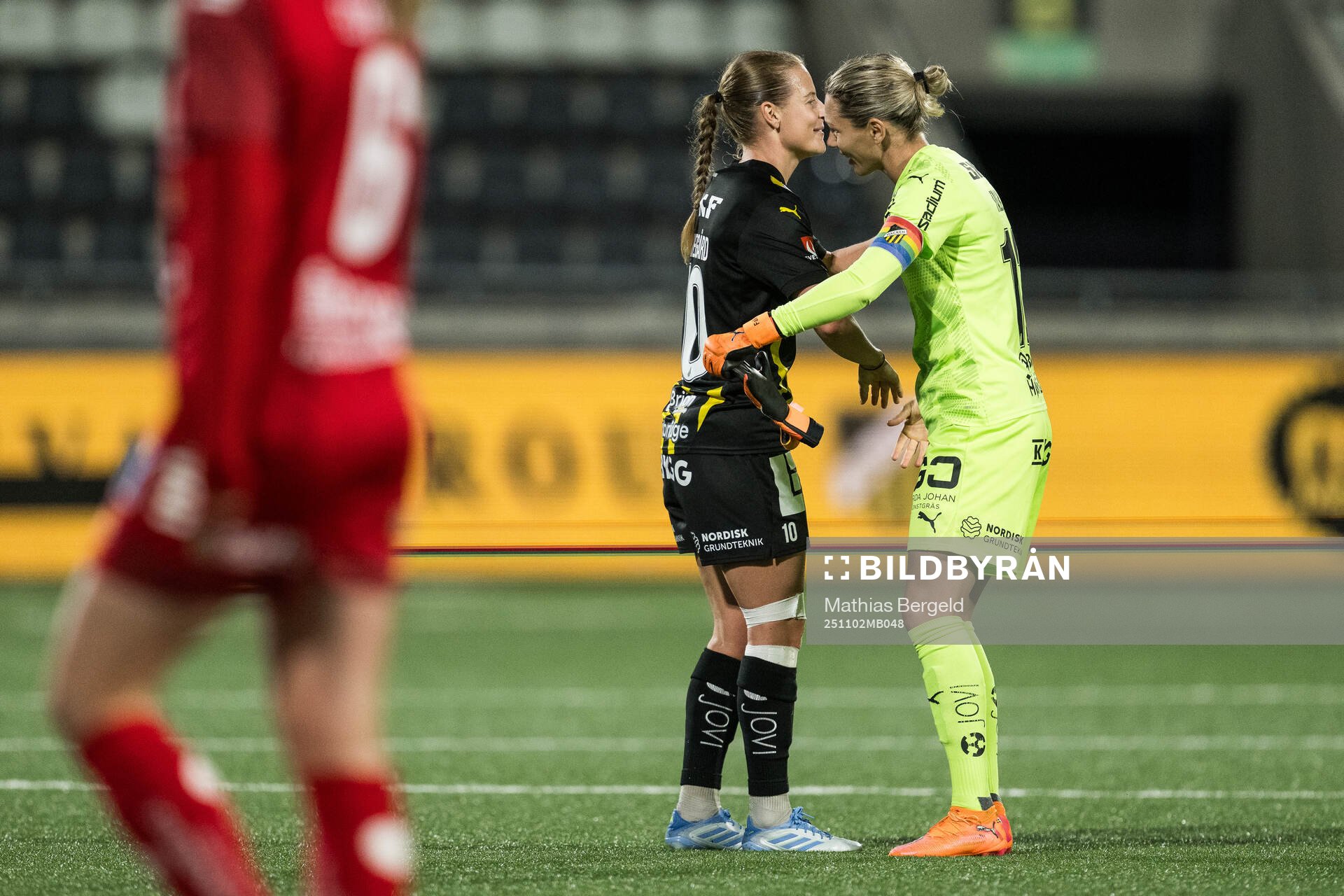 Häckens Anna Anvegård och målvakt Jennifer Falk jublar