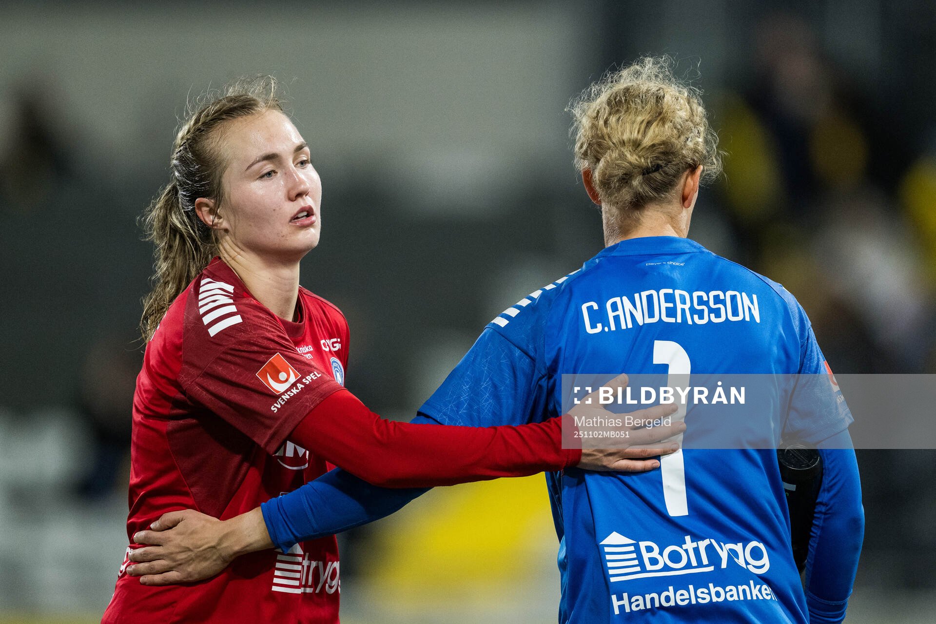 Linköpings Noor Eckhoff och målvakt Cajsa Andersson deppar