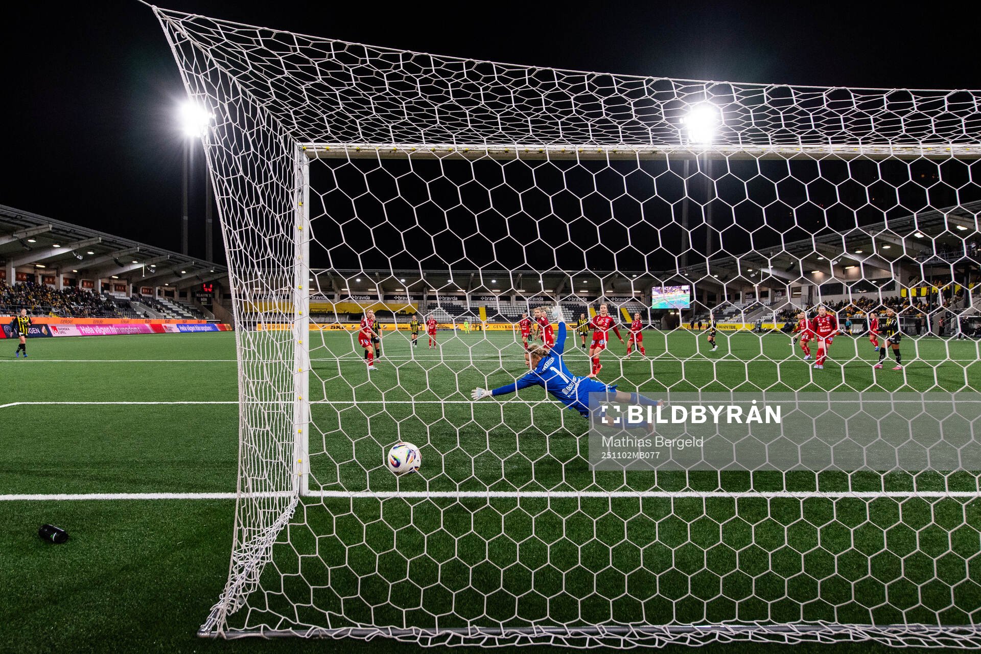 Häckens Anna Anvegård gör 4-0 bakom Linköpings målvakt