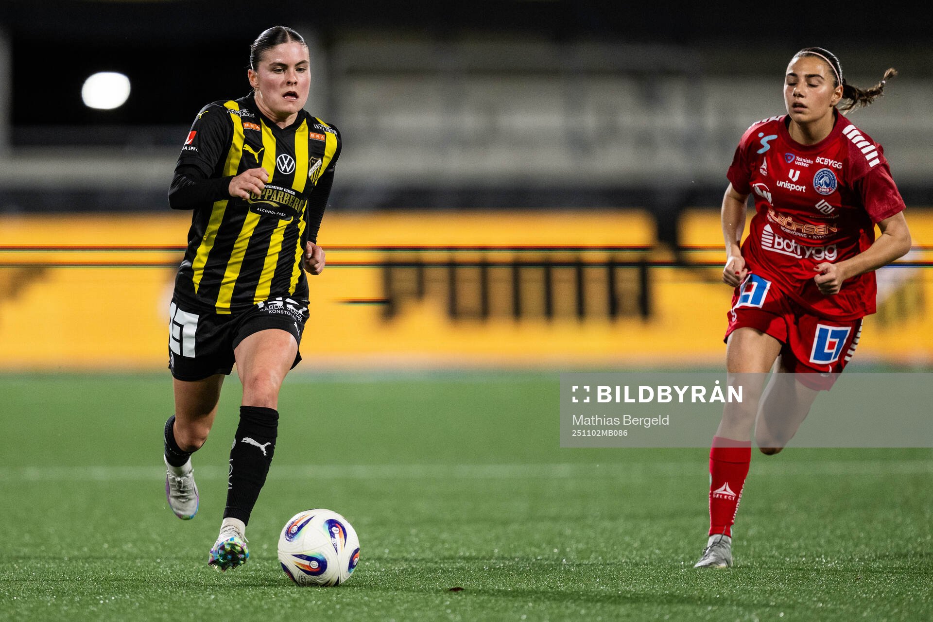 Häckens Hanna Wijk och Linköpings Ronja Osman Sofi Ingberg