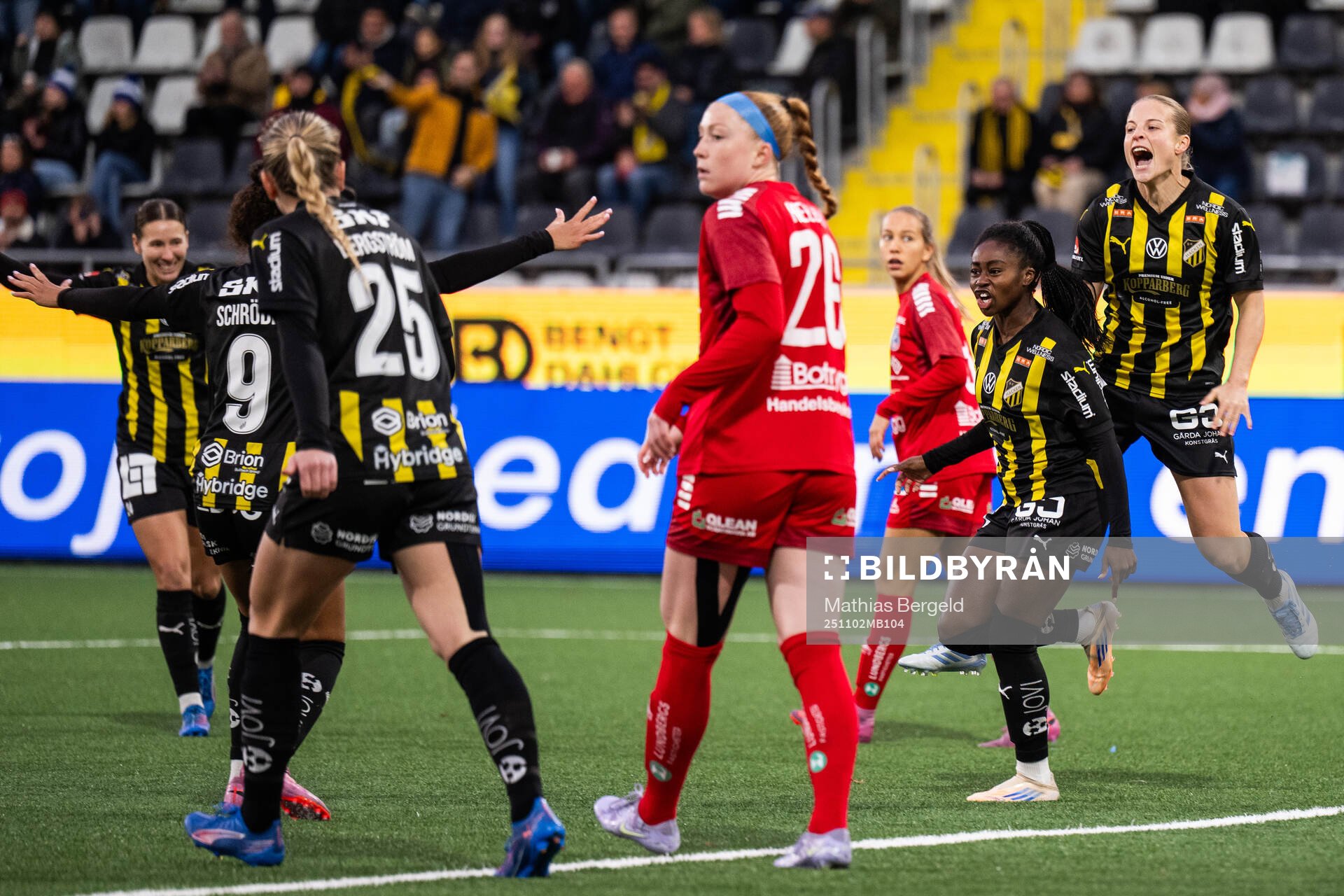 Häckens Monica Jusu Bah och Anna Anvegård jublar