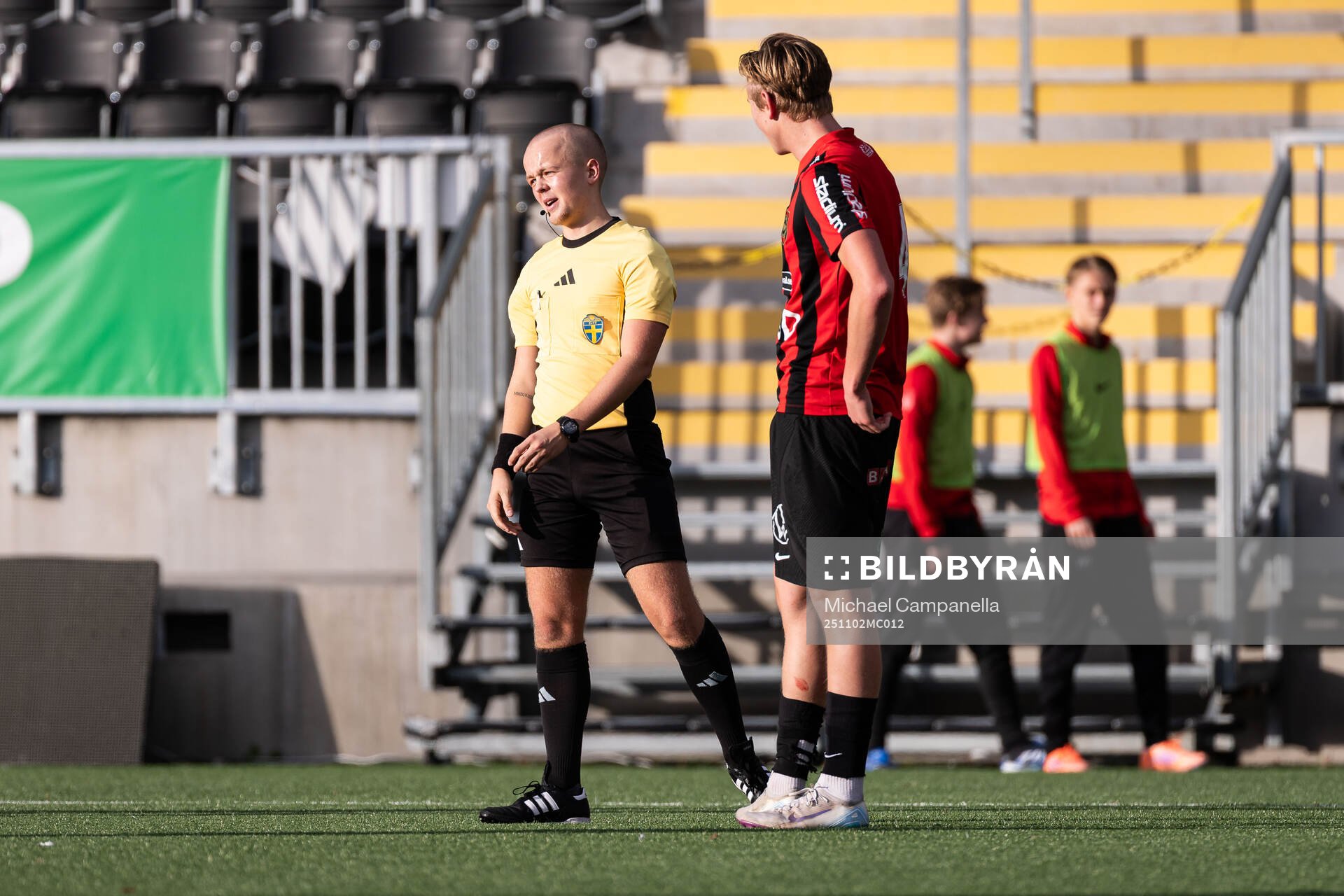 Domaren Oscar Lundegrén och Brommapojkarnas Edgar Backteman