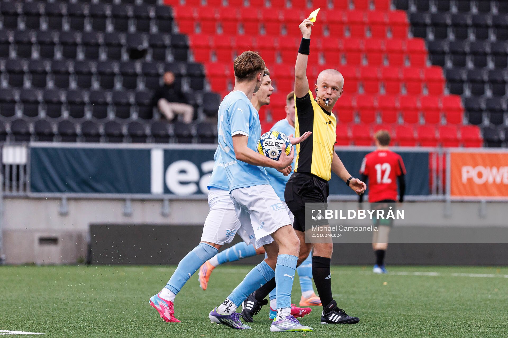 Malmö FFs Elliot Uddenäs får ett gult kort av domare