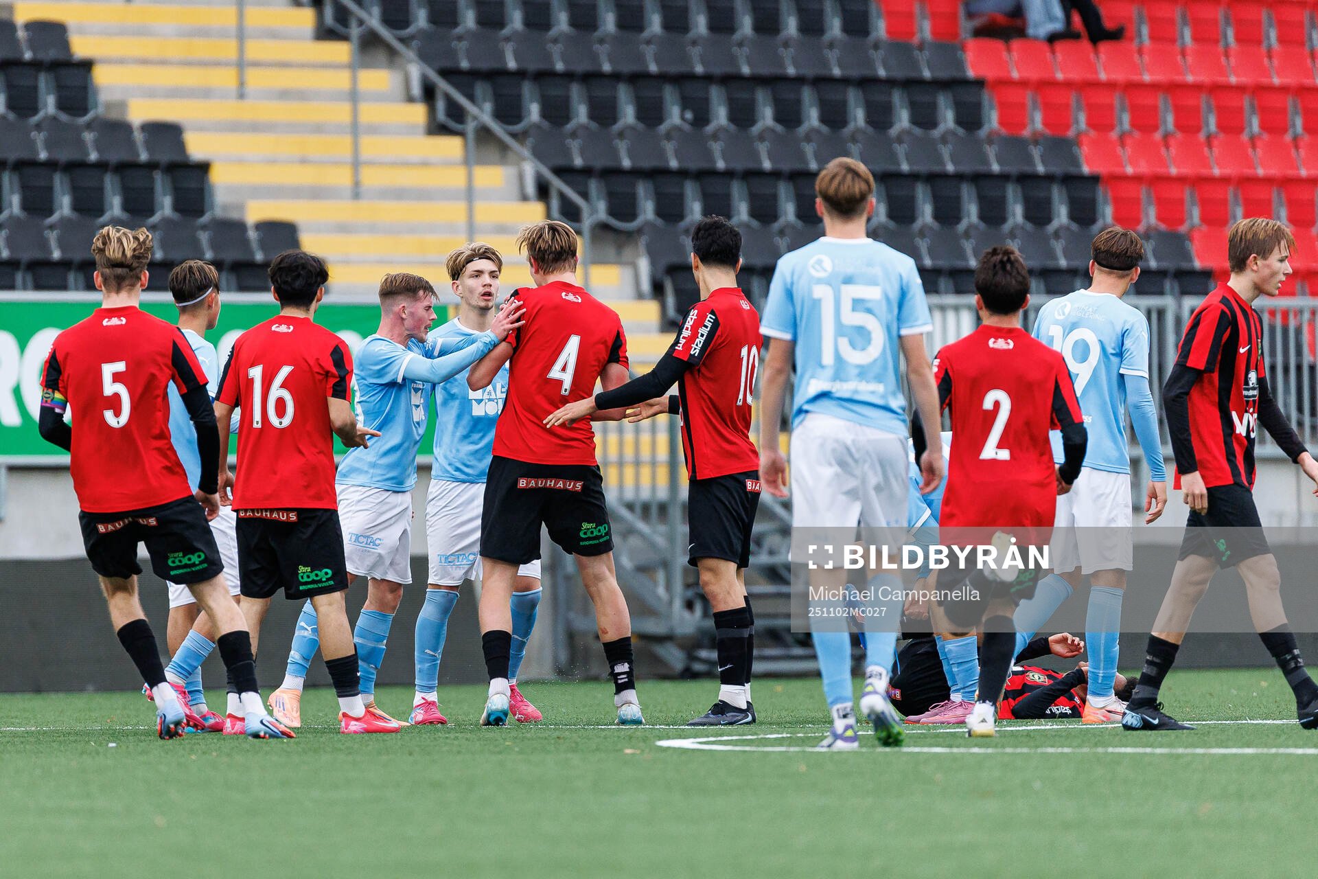 Bråk mellan Brommapojkarnas och Malmö FFs spelare
