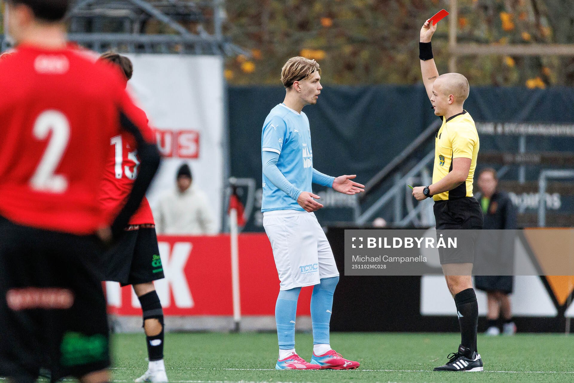 Malmö FFs Elliott Andersson tilldelas ett rött kort av