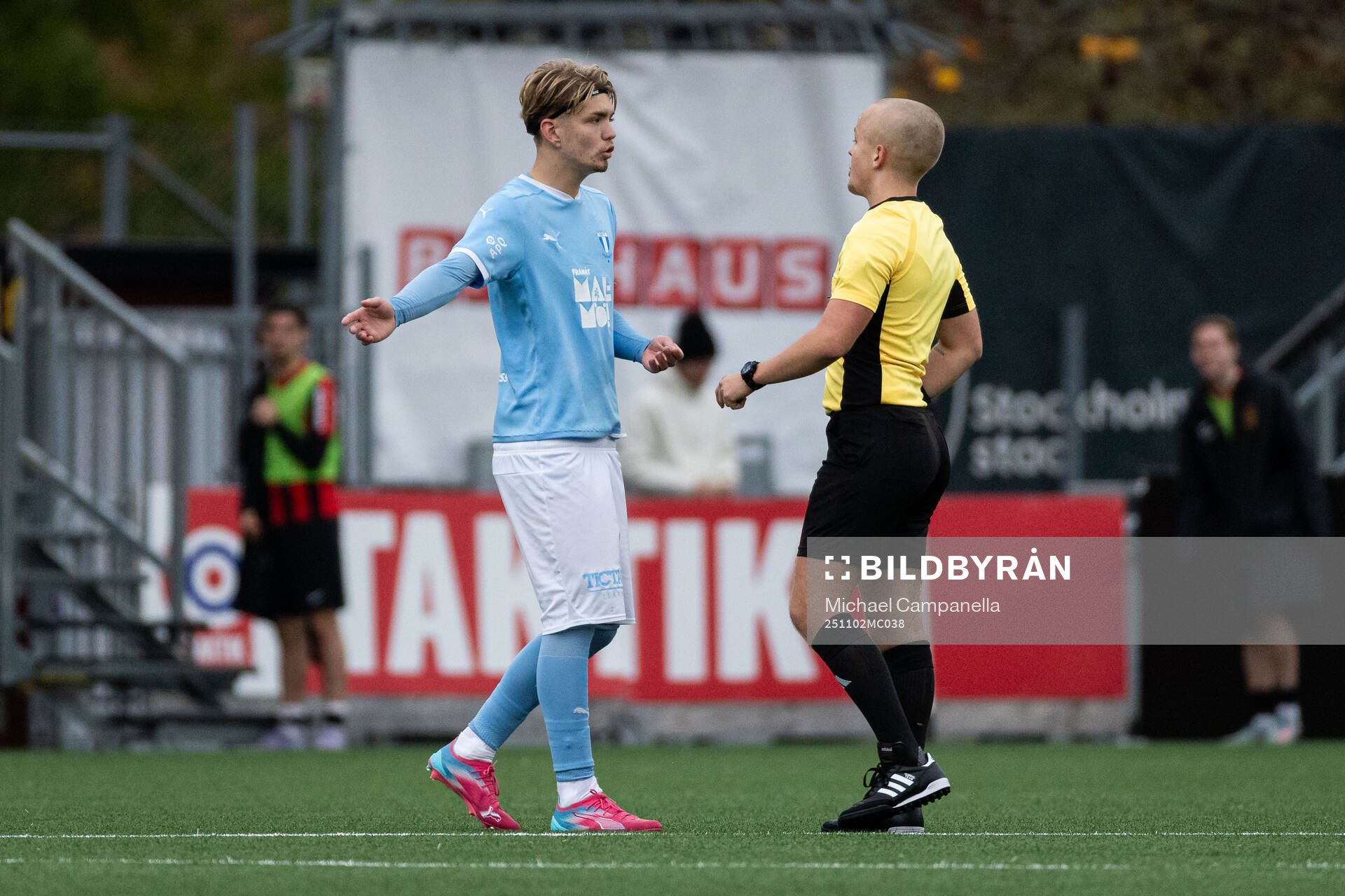 Malmö FFs Elliott Andersson tilldelas ett rött kort av