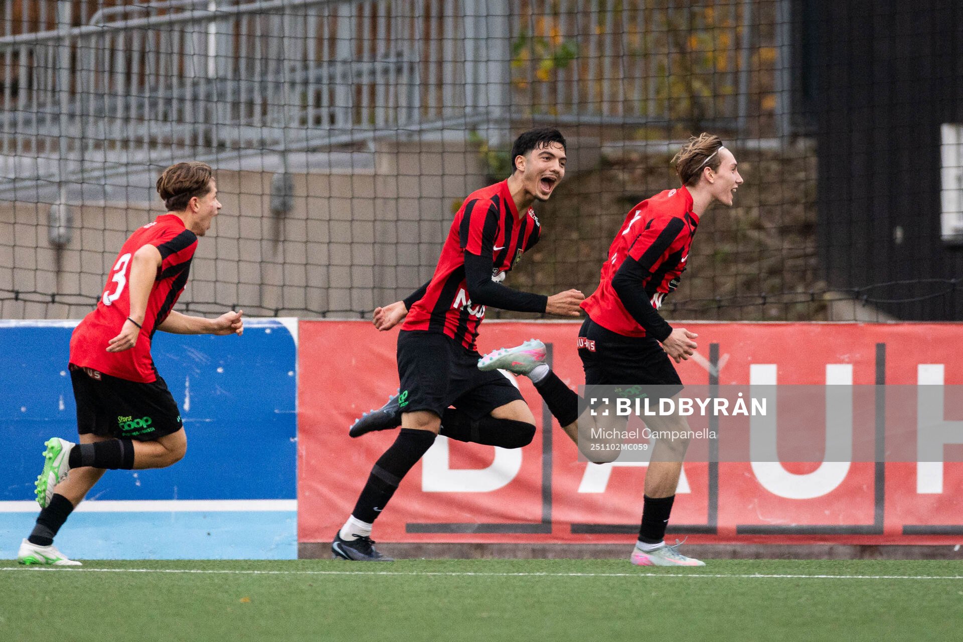 Brommapojkarnas Henry Lindgren jublar