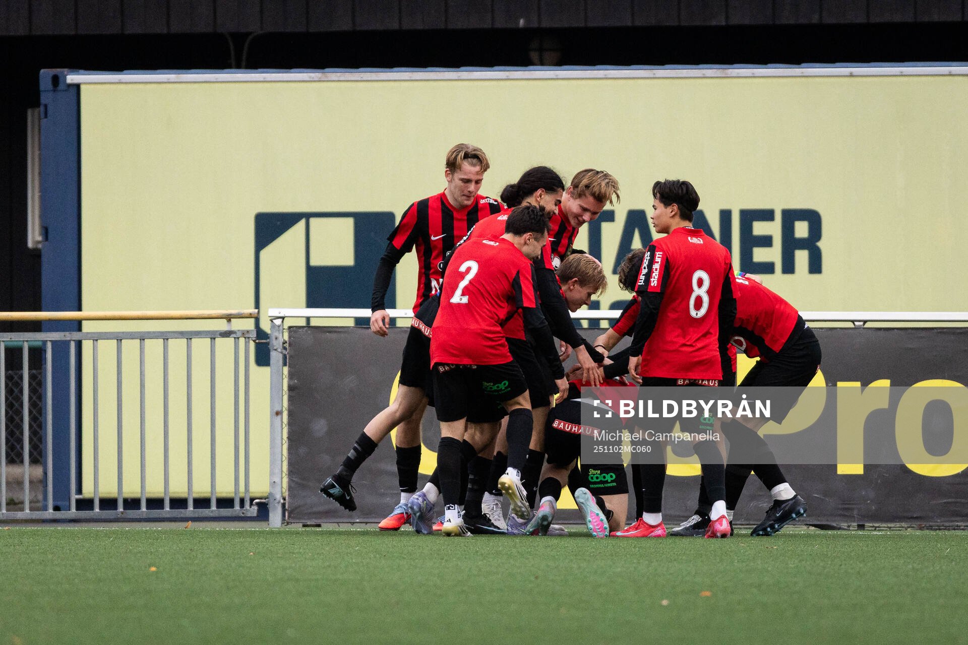 Brommapojkarnas Henry Lindgren jublar med lagkamrater