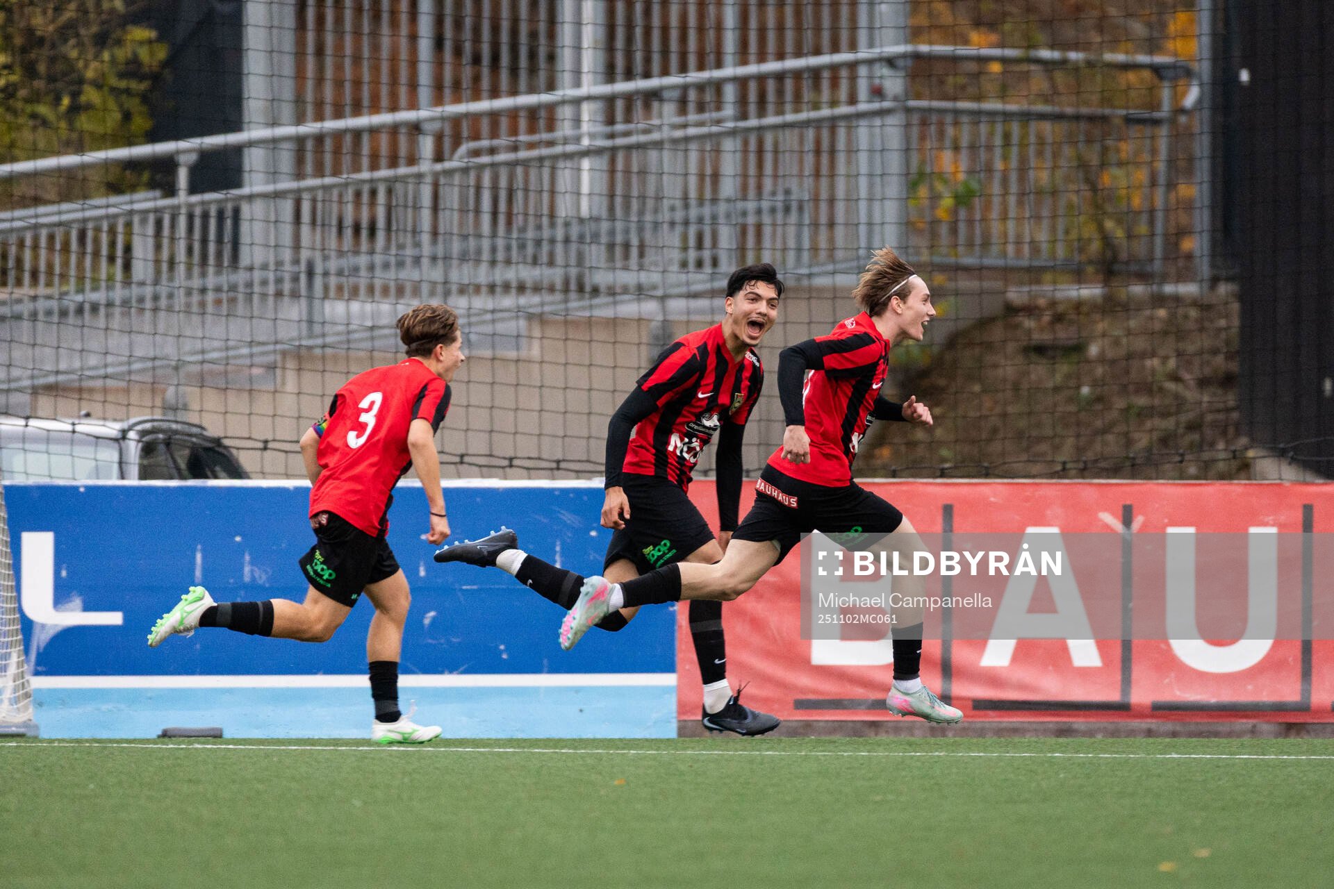 Brommapojkarnas Henry Lindgren jublar