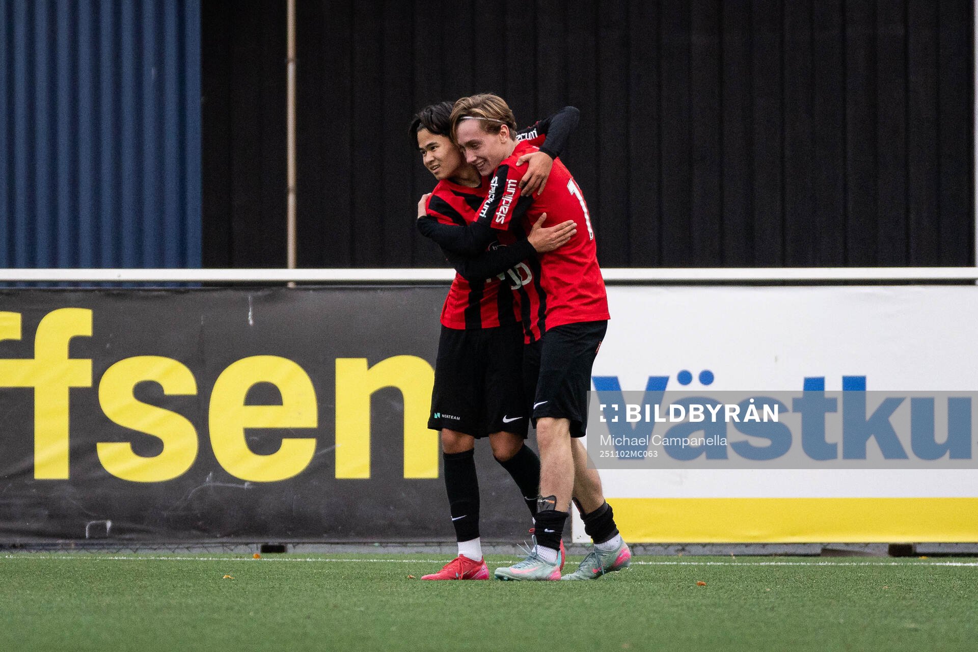 Brommapojkarnas Henry Lindgren jublar med lagkamrater