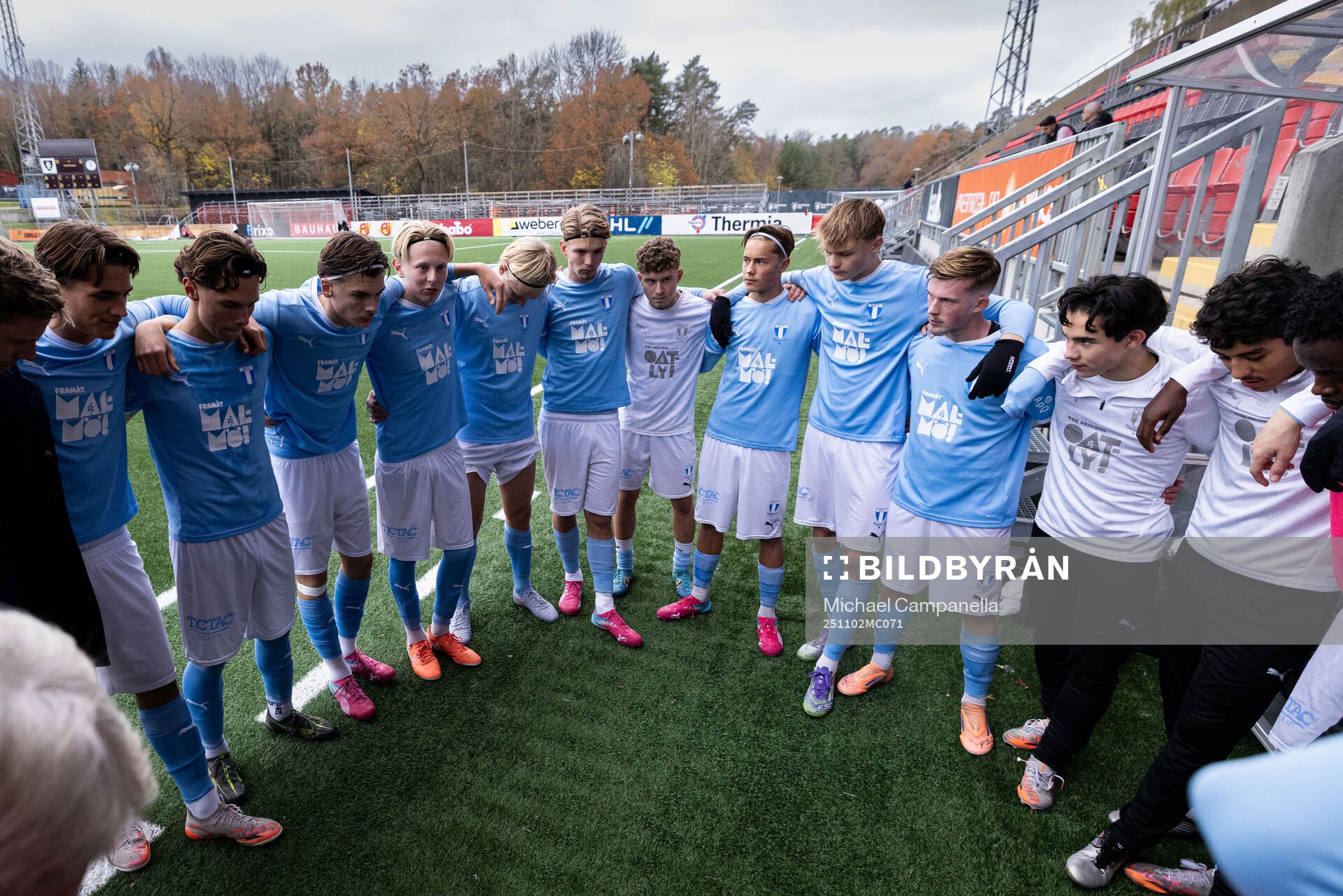 Malmö FFs spelare i en kram