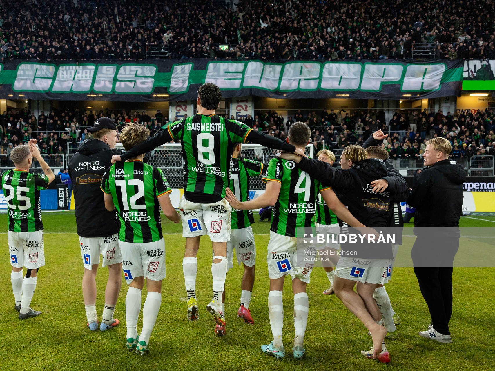 GAIS spelare jublar framför klacken