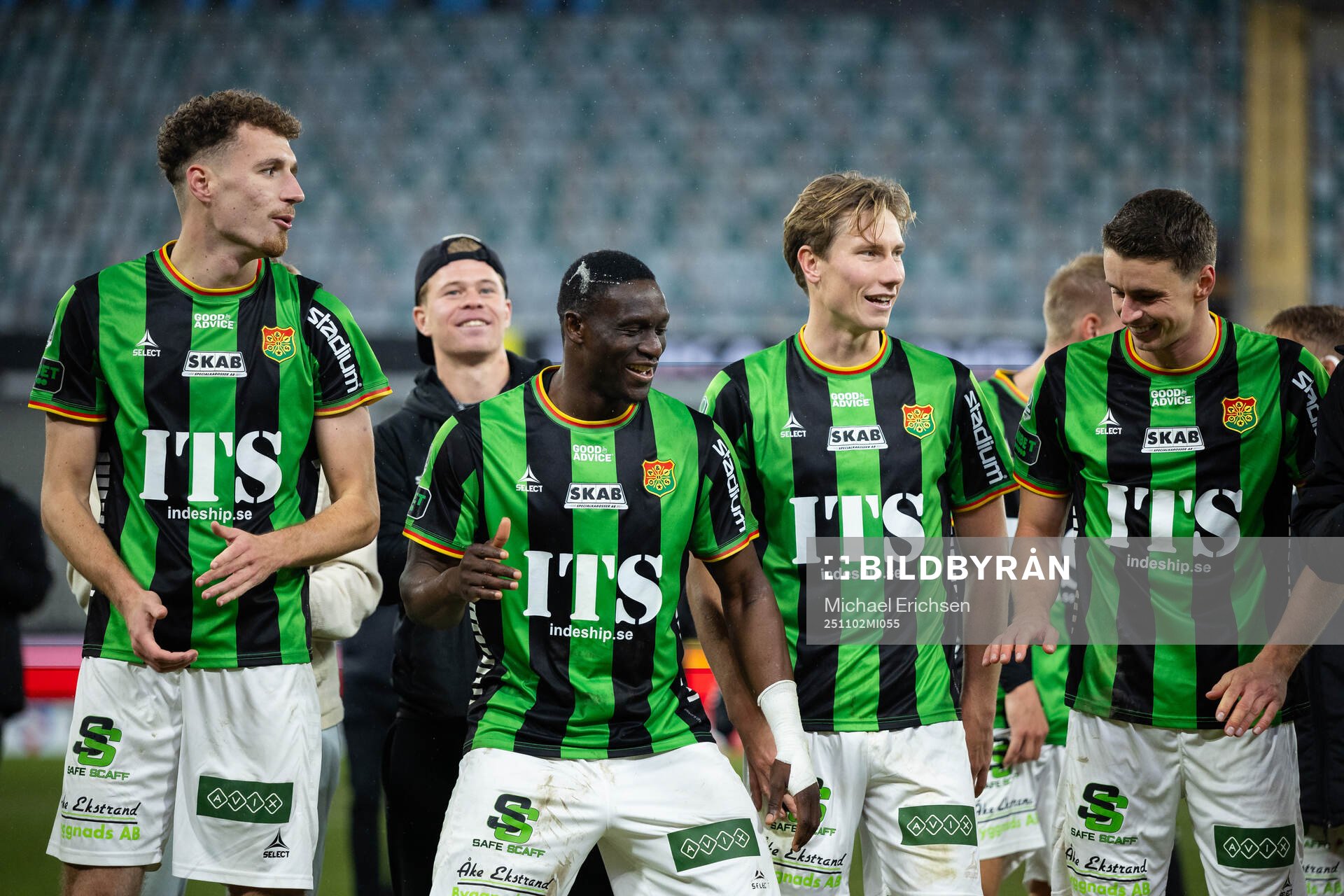 GAIS spelare jublar framför klacken