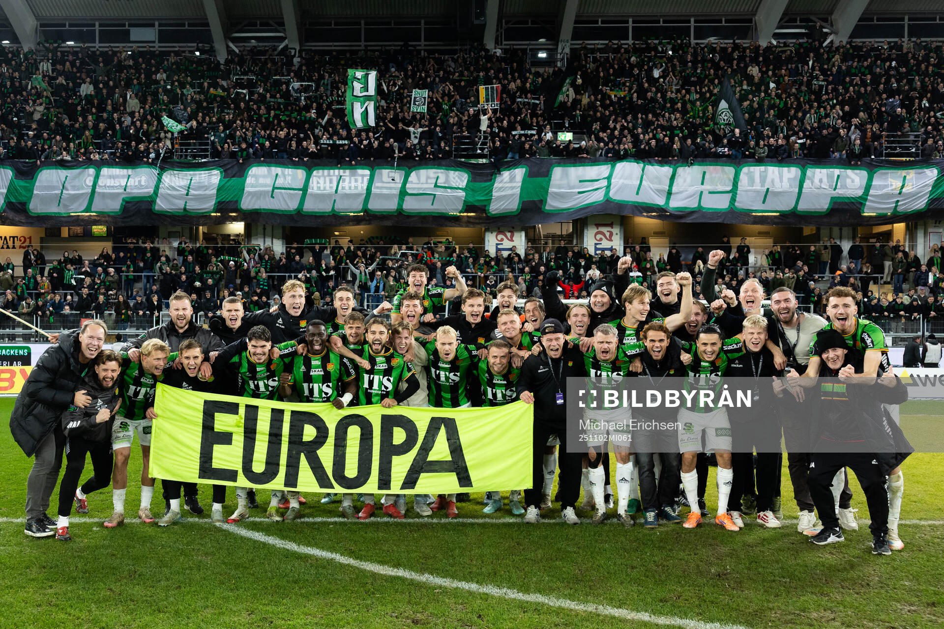 GAIS spelare och ledare jublar framför klacken