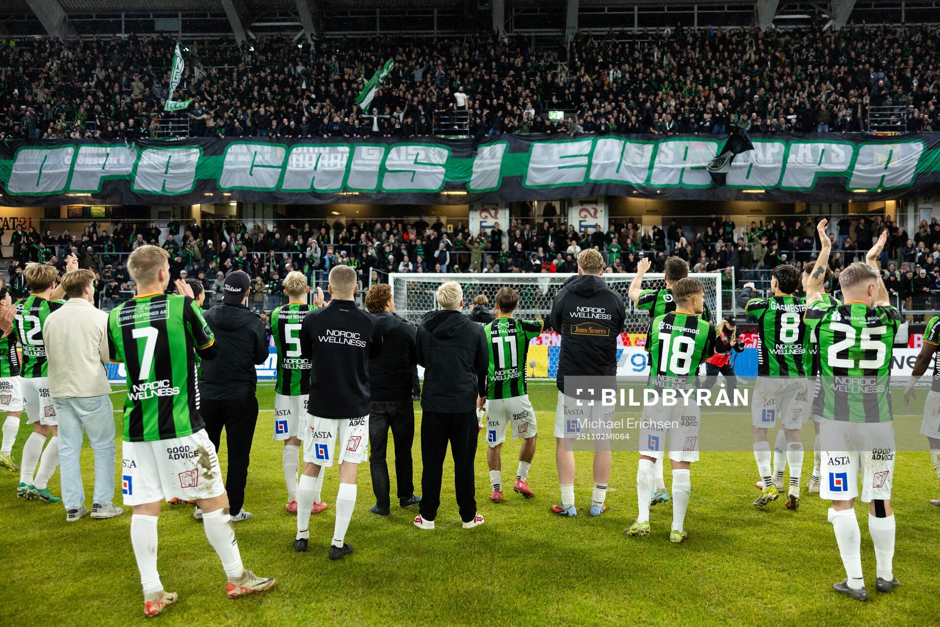 GAIS spelare jublar framför klacken