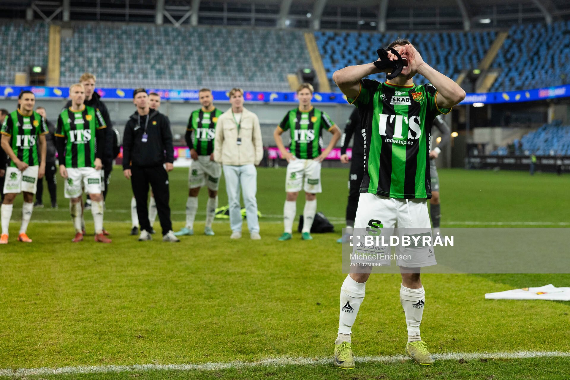 GAIS Matteo de Brienne firar med sång framför klacken