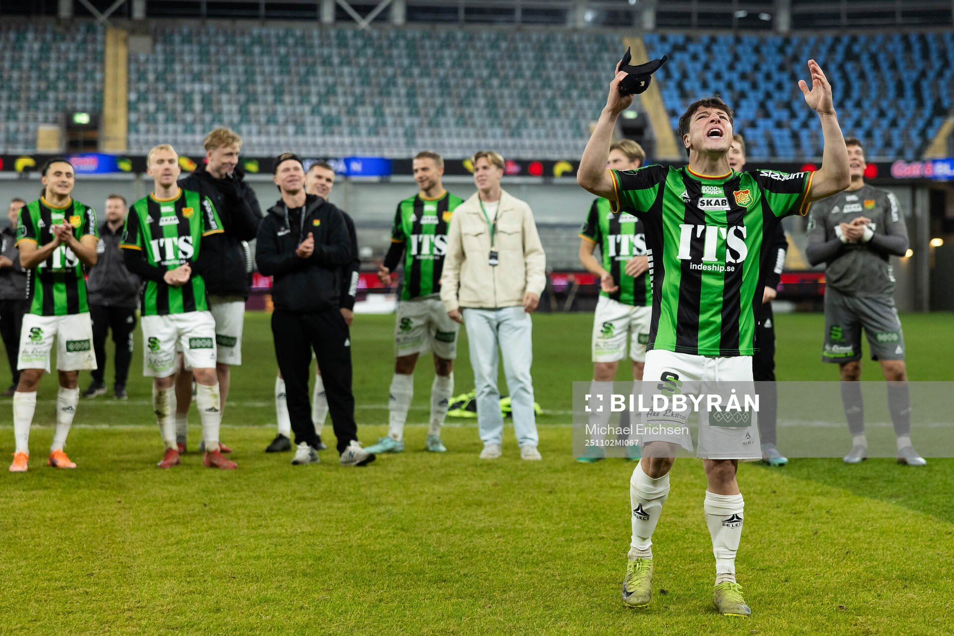 GAIS Matteo de Brienne firar med sång framför klacken