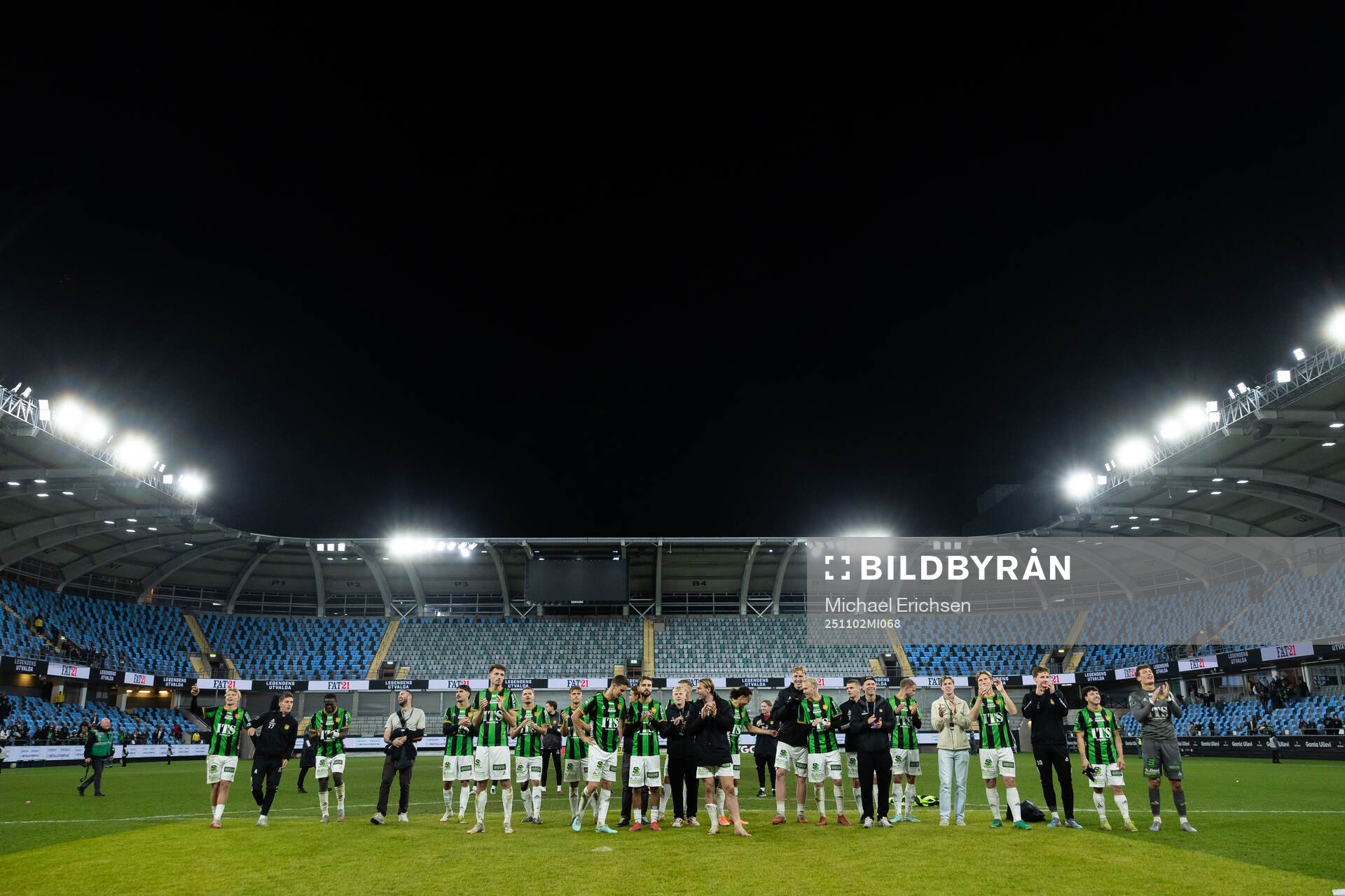 GAIS spelare jublar framför klacken