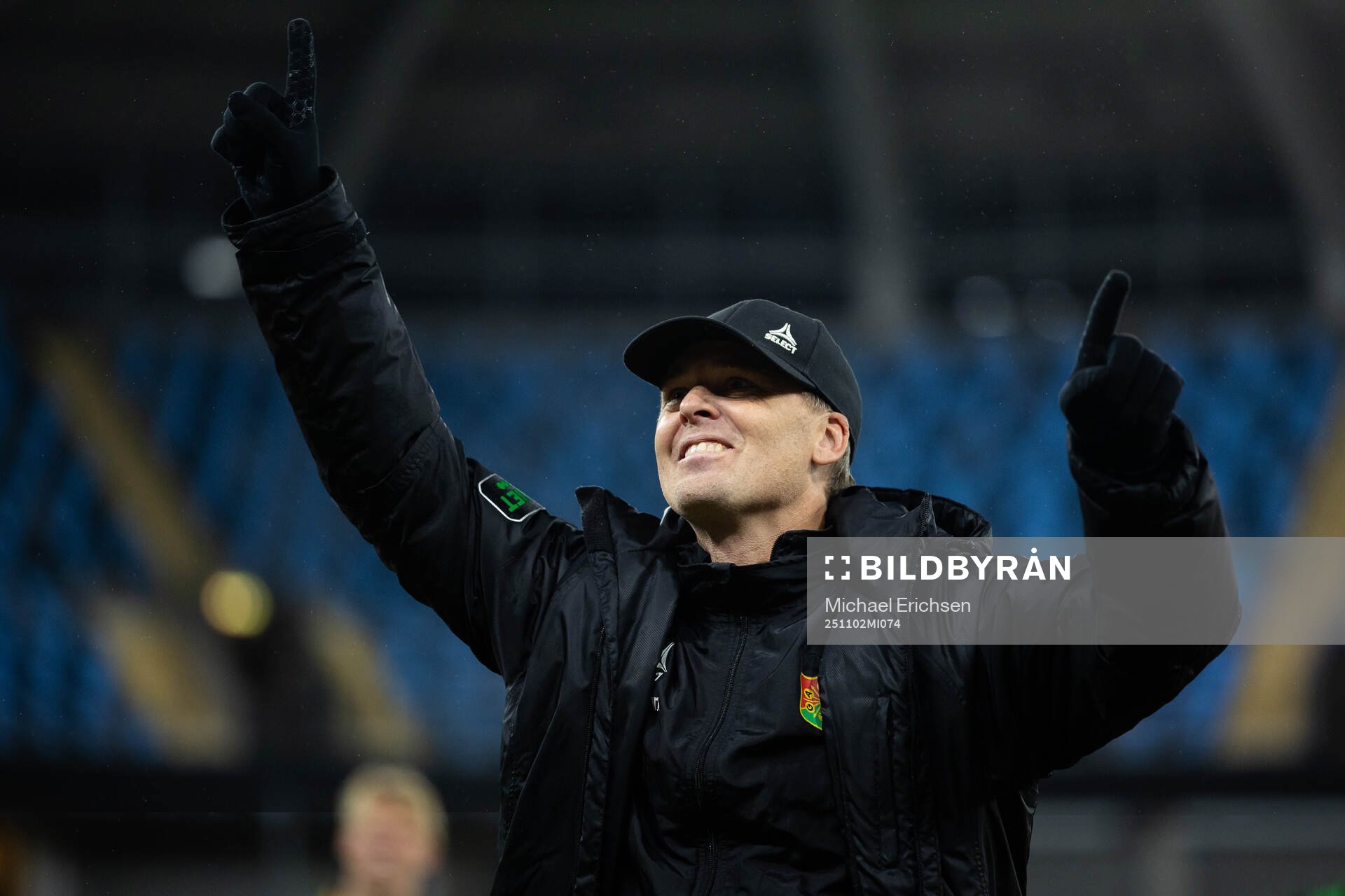 GAIS tränare Fredrik Holmberg firar med sång framför