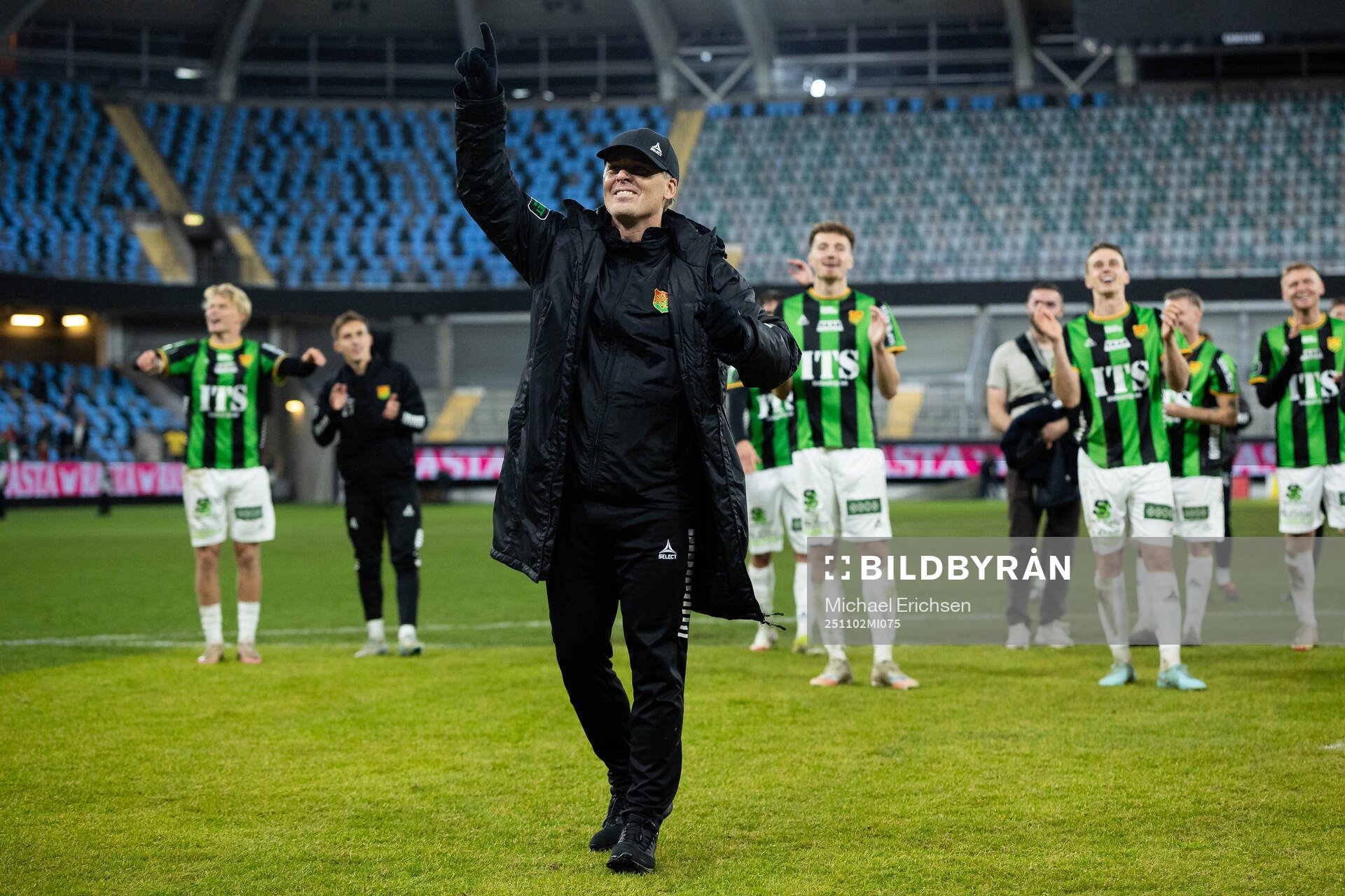 GAIS tränare Fredrik Holmberg firar med sång framför