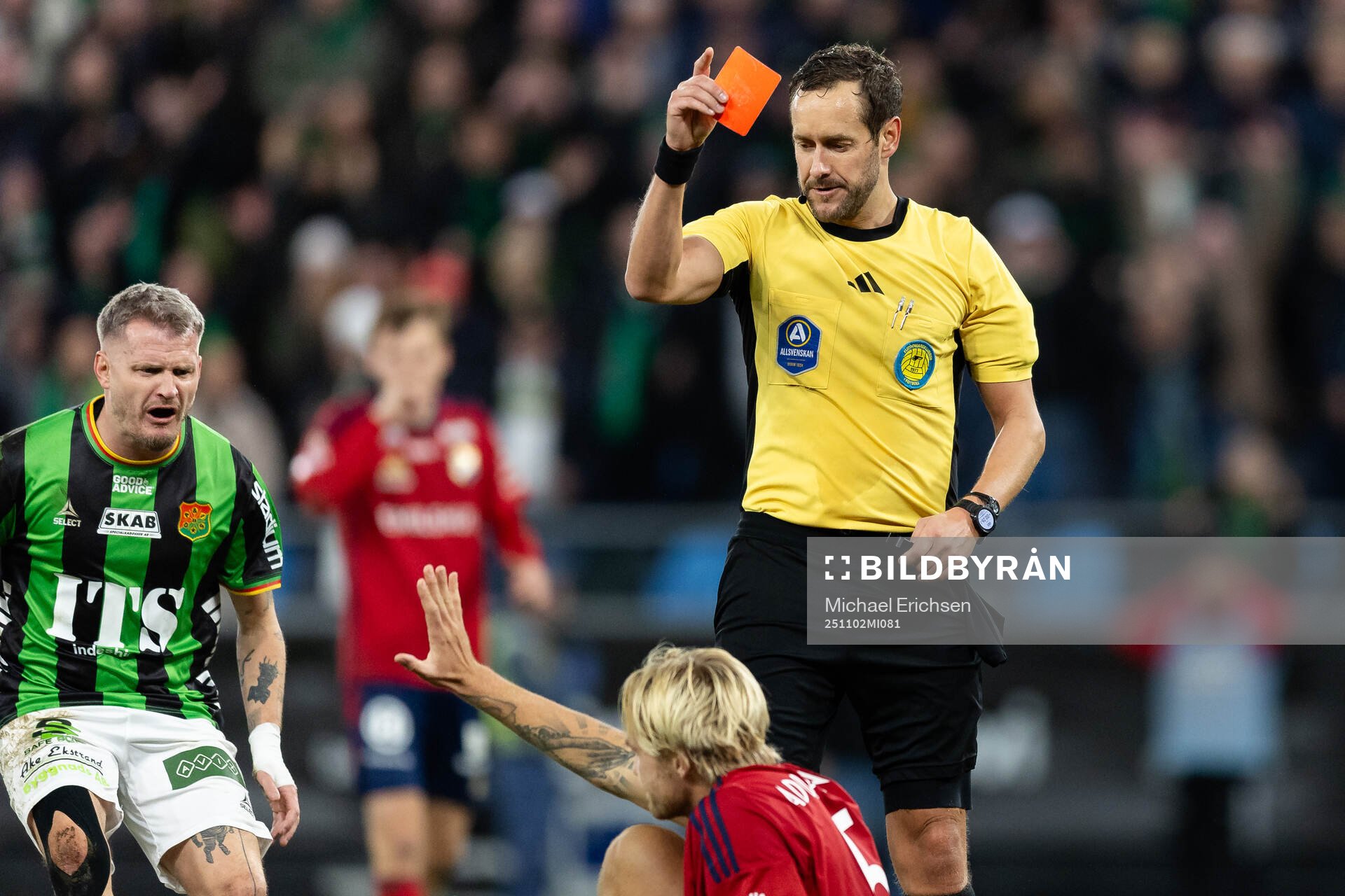 Domare Victor Wolf ger Östers Mattis Adolfsson ett rött