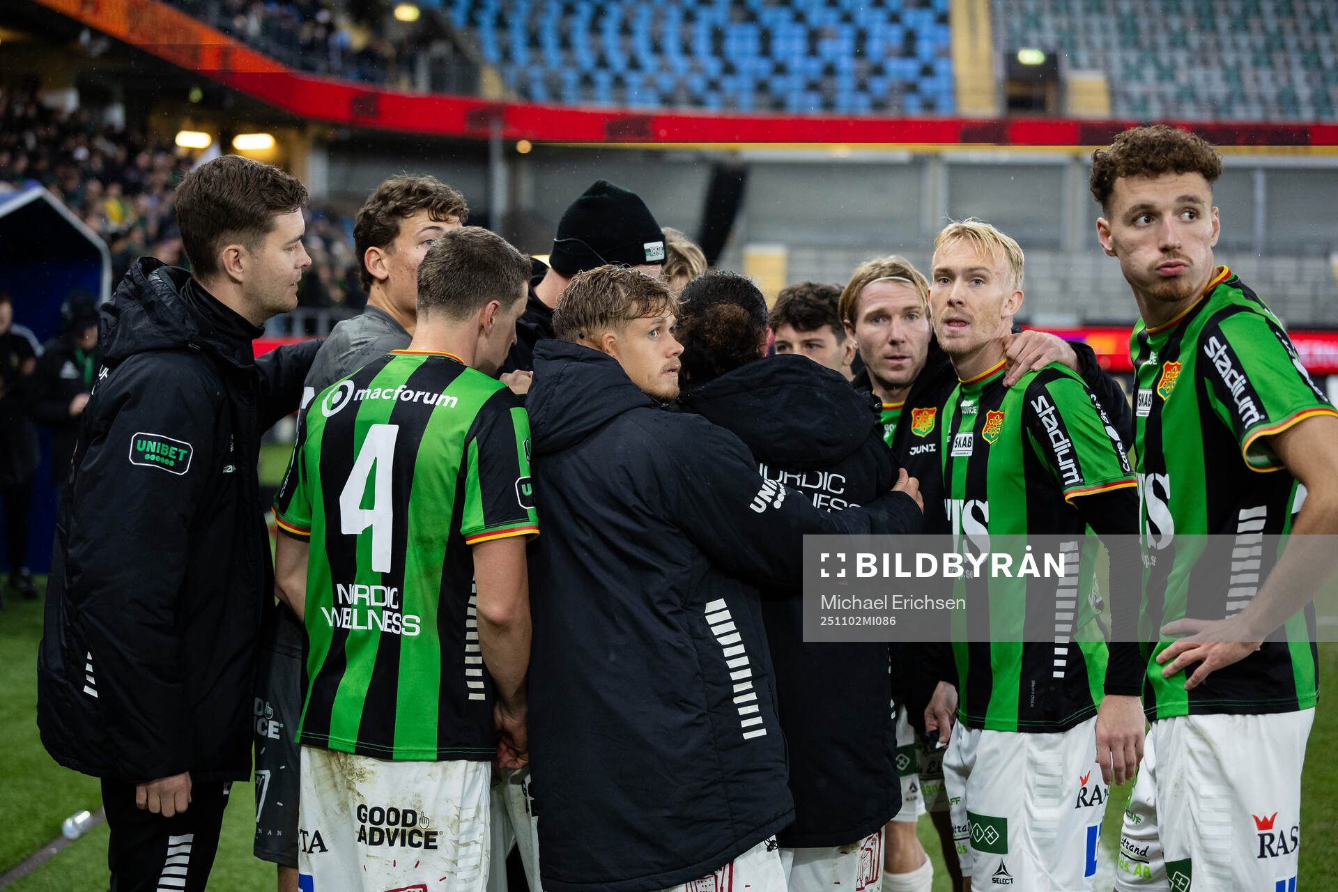 GAIS spelare och ledare kollar resultat i övriga matcher