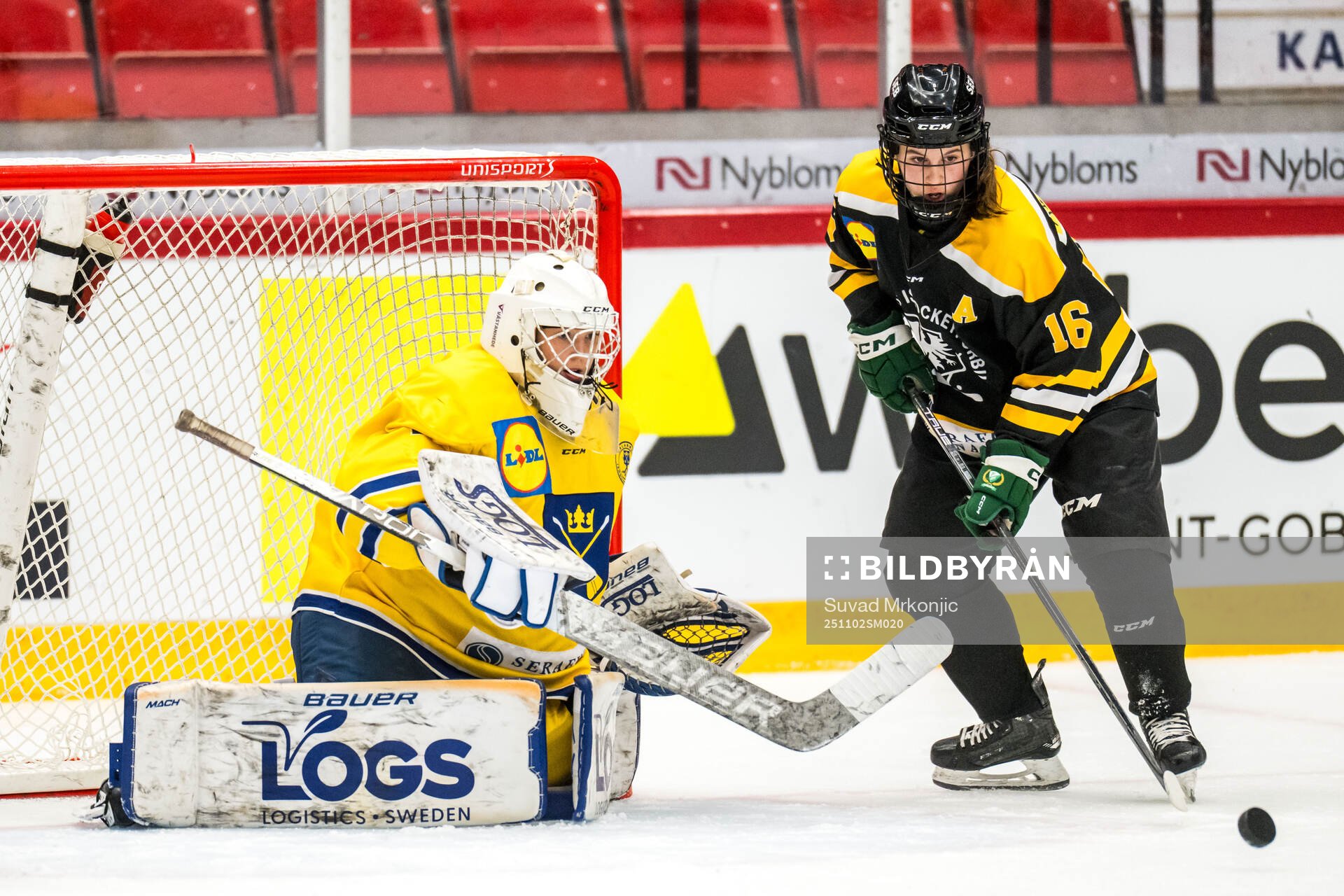 Dalarnas målvakt Lucy Karlström och Värmlands Matilda