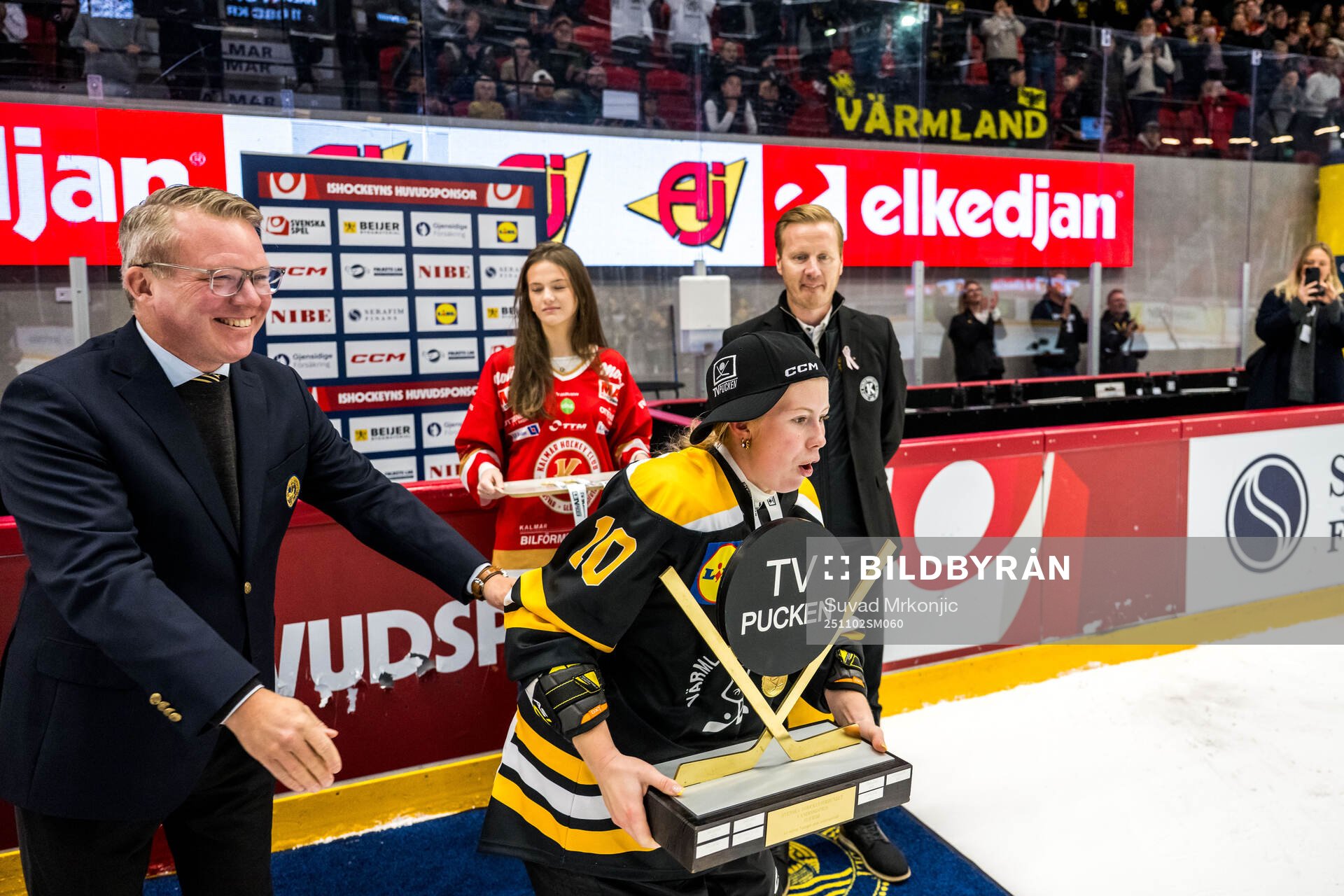 Värmlands Märta Berglund tar emot pokalen av Anders