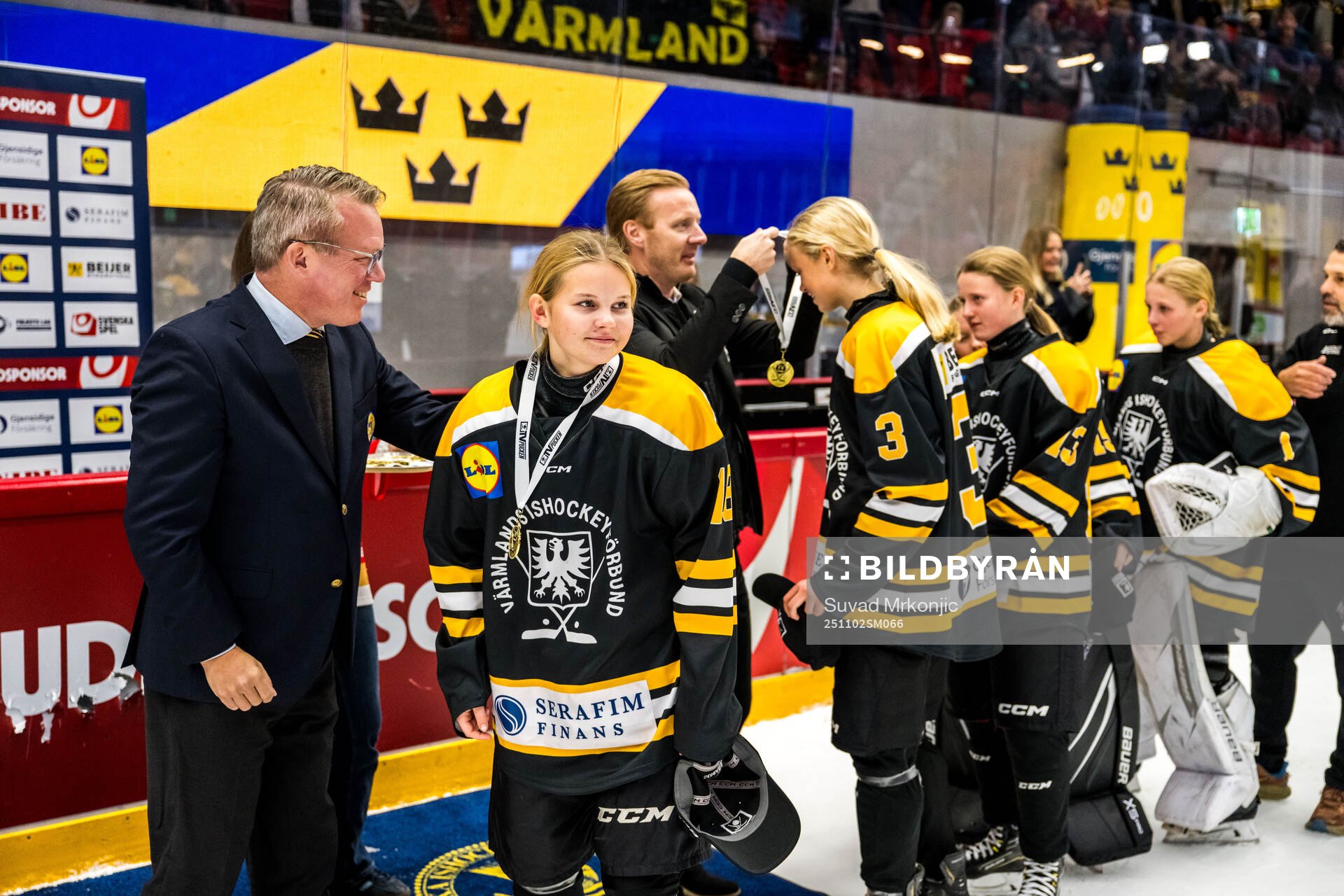 Anders Larsson delar ut medaljer till Värmlands spelare