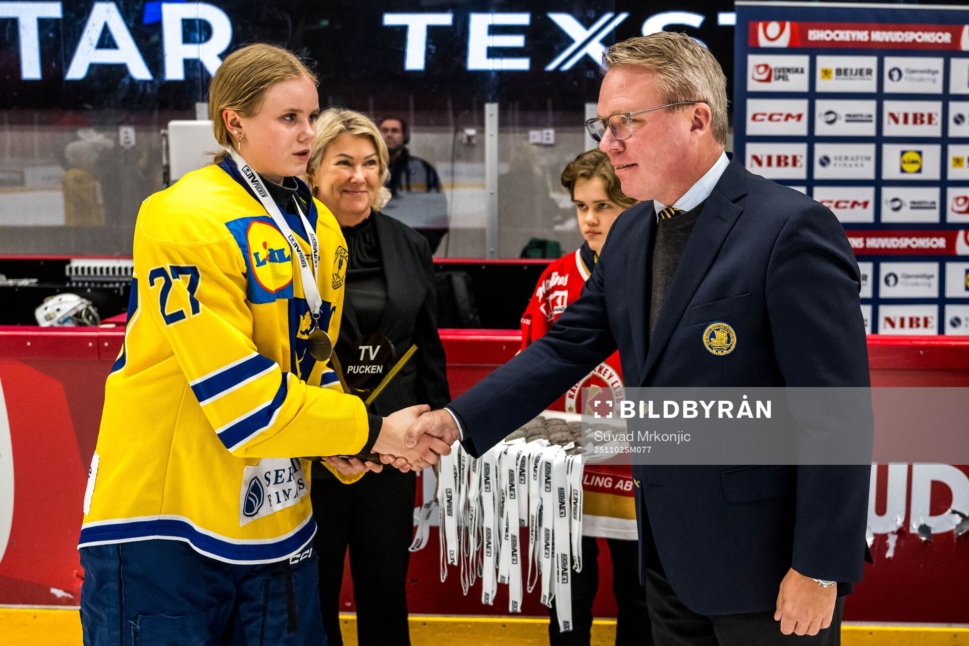 Dalarnas Hilla Ytfeldt tar emot medalj av Anders Larsson