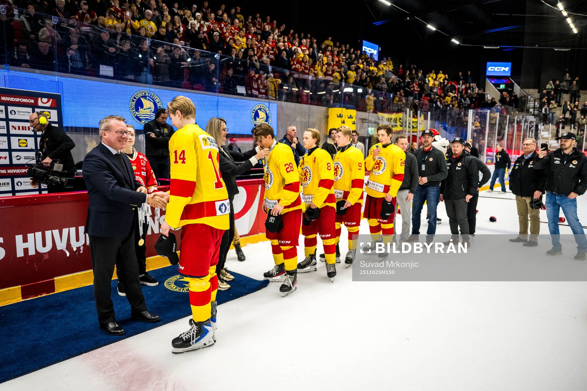 Smålandsspelare tar emot medaljer av Anders Larsson