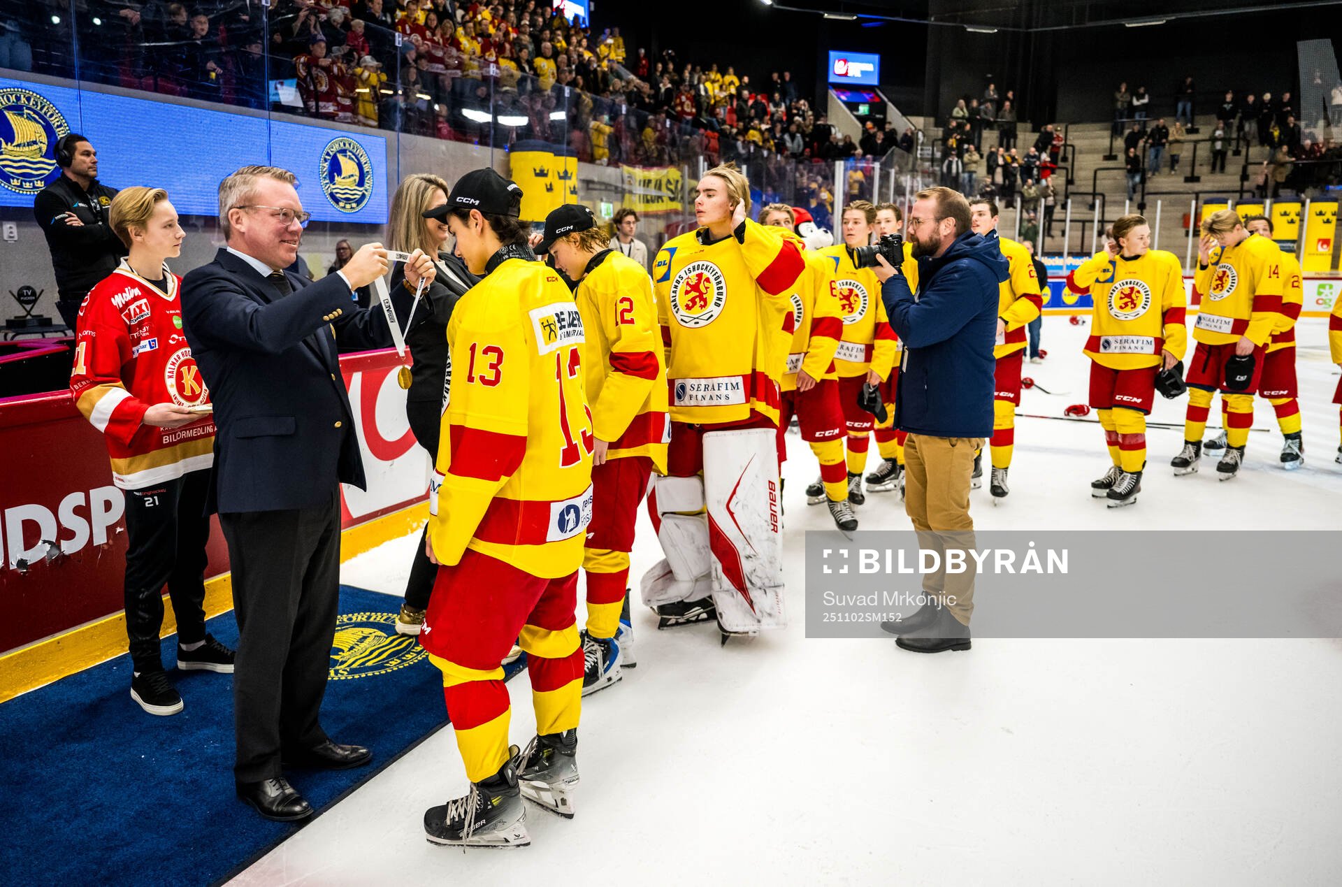 Smålands spelare tar emot medaljer av Anders Larsson