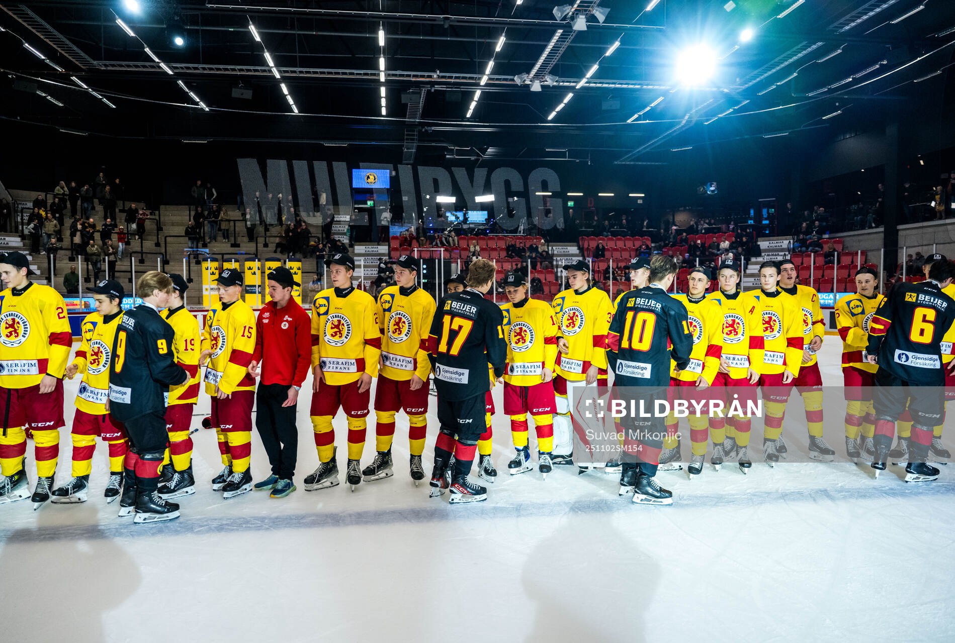 Spelarna tackar varandra