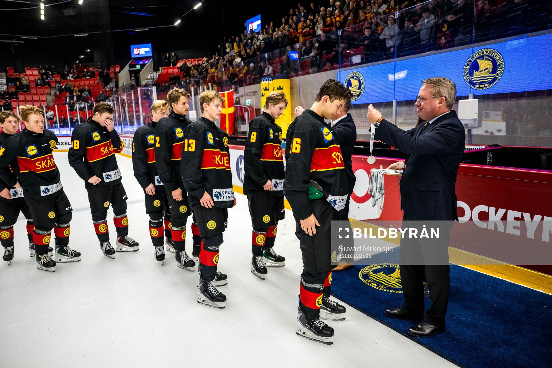 Smålands spelare tar emot medaljer av Anders Larsson