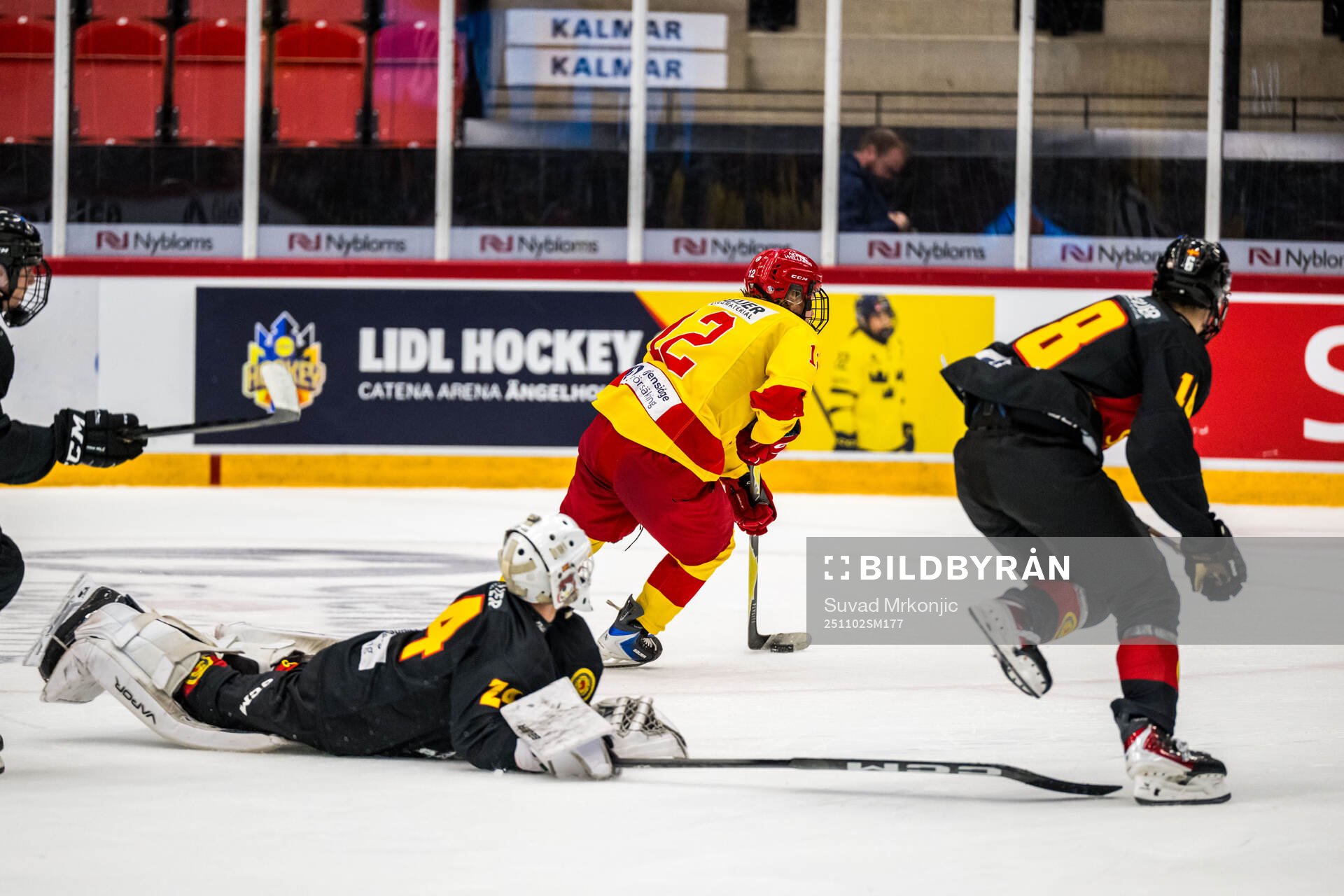 Skånes målvakt Jovan Perisic och Smålands Emil Ronnemo