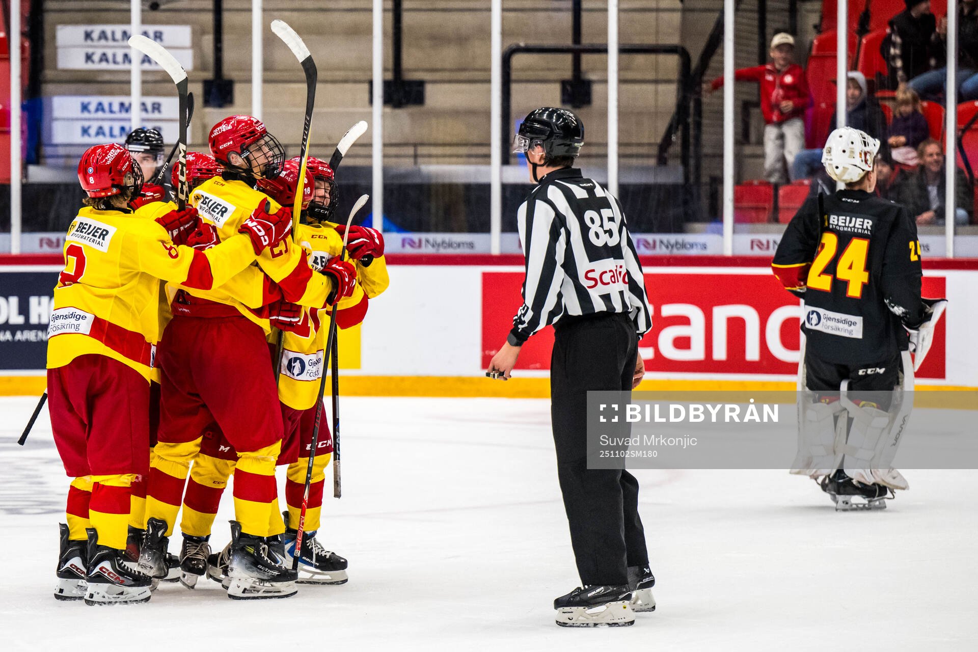 Smålands Emil Ronnemo jublar och Skånes målvakt Jovan