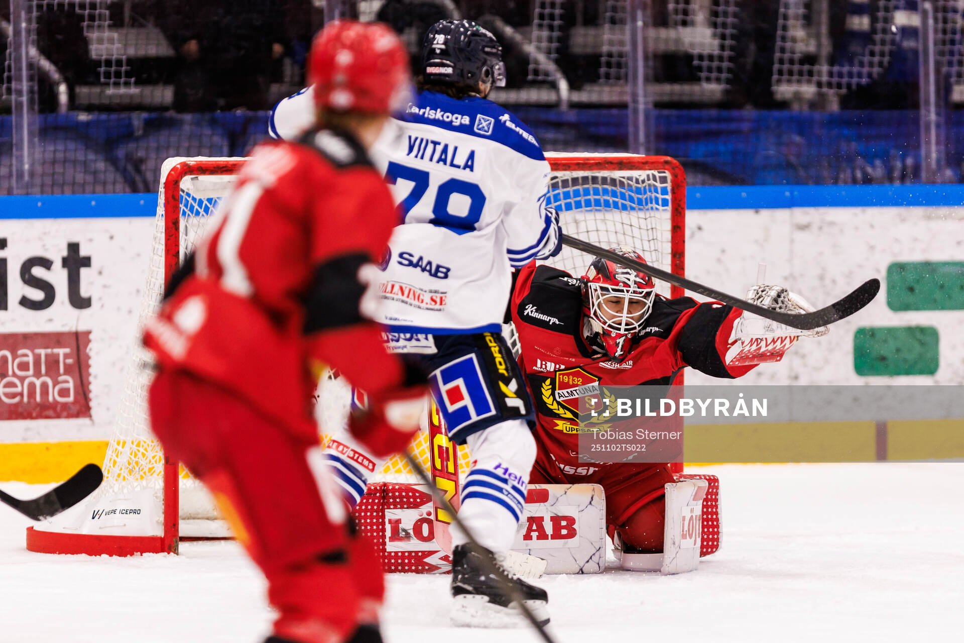 Karlskogas Leevi Viitala gör 0-1 på Almtunas målvakt