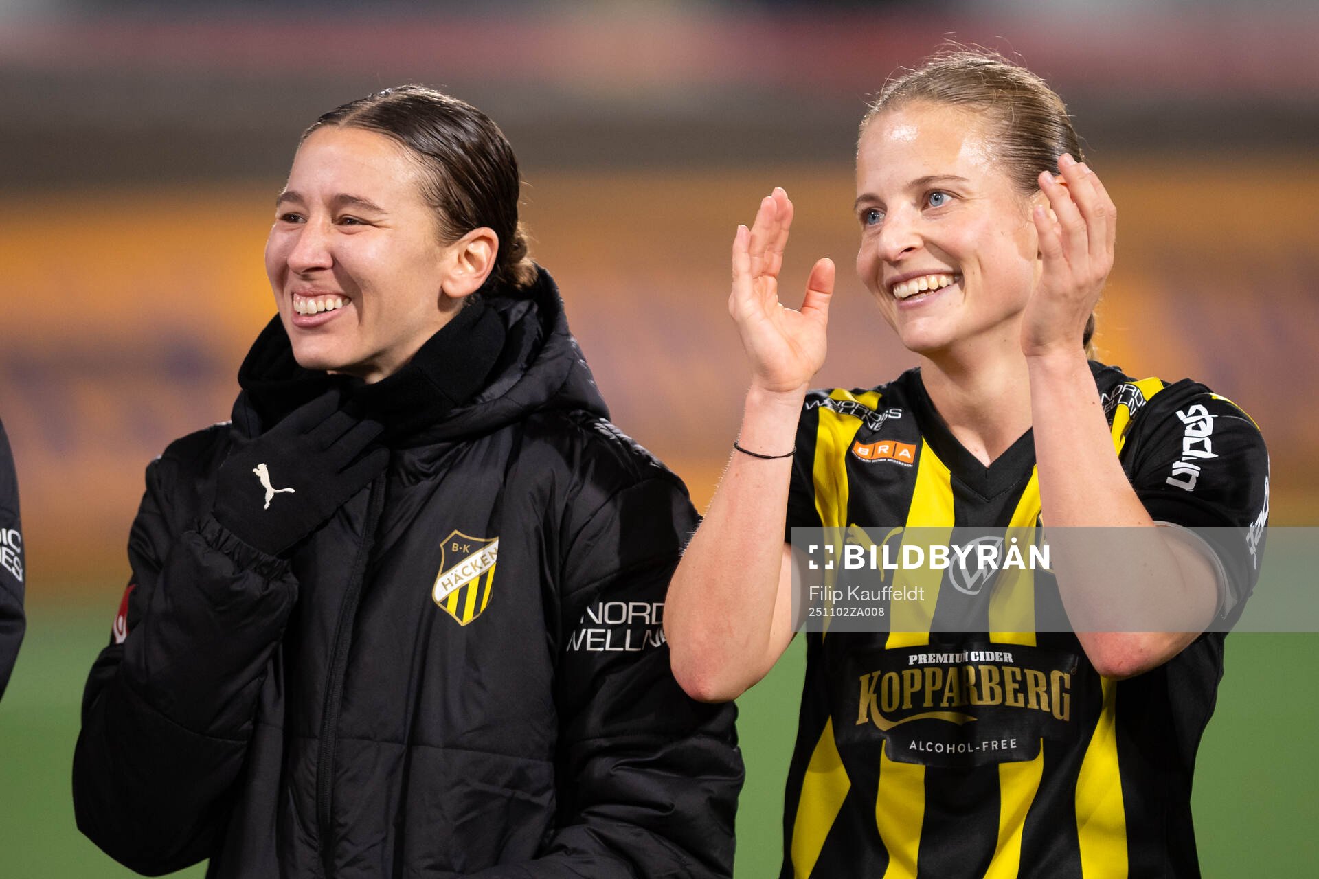 Häckens Tabby Tindell och Anna Anvegård jublar