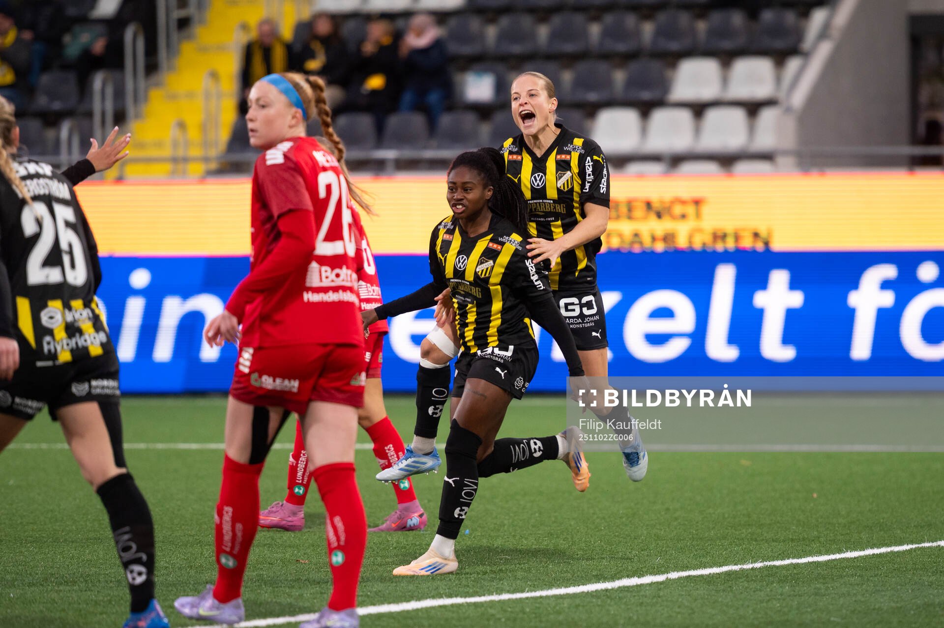 Häckens Monica Jusu Bah och Anna Anvegård