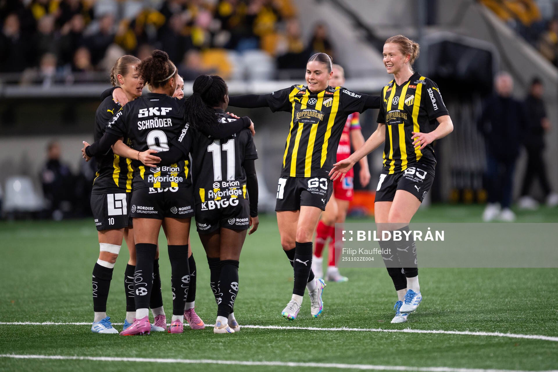 Häckens Hanna Wijk och Emma Östlund jublar