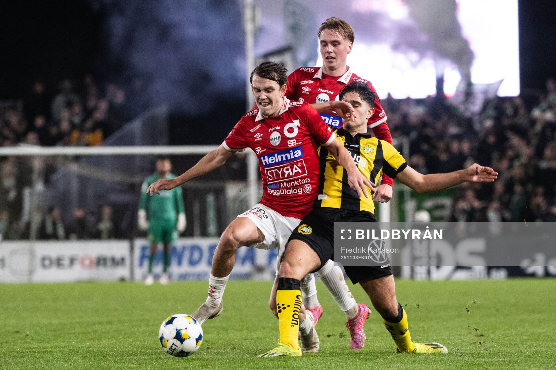 Hammarbys Adrian Lahdo mot Degerfors Kazper Karlsson och