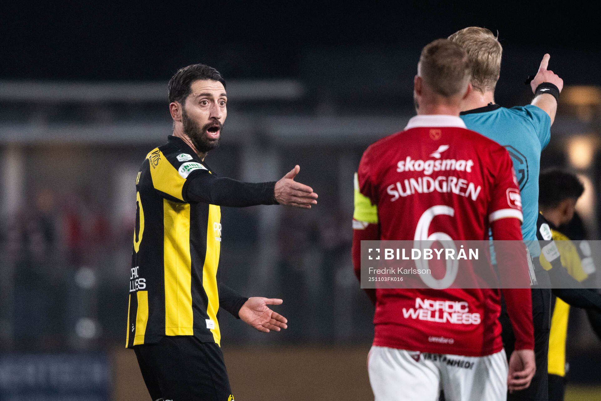 Hammarbys Nahir Besara i samtal med domare Adam Ladebäck