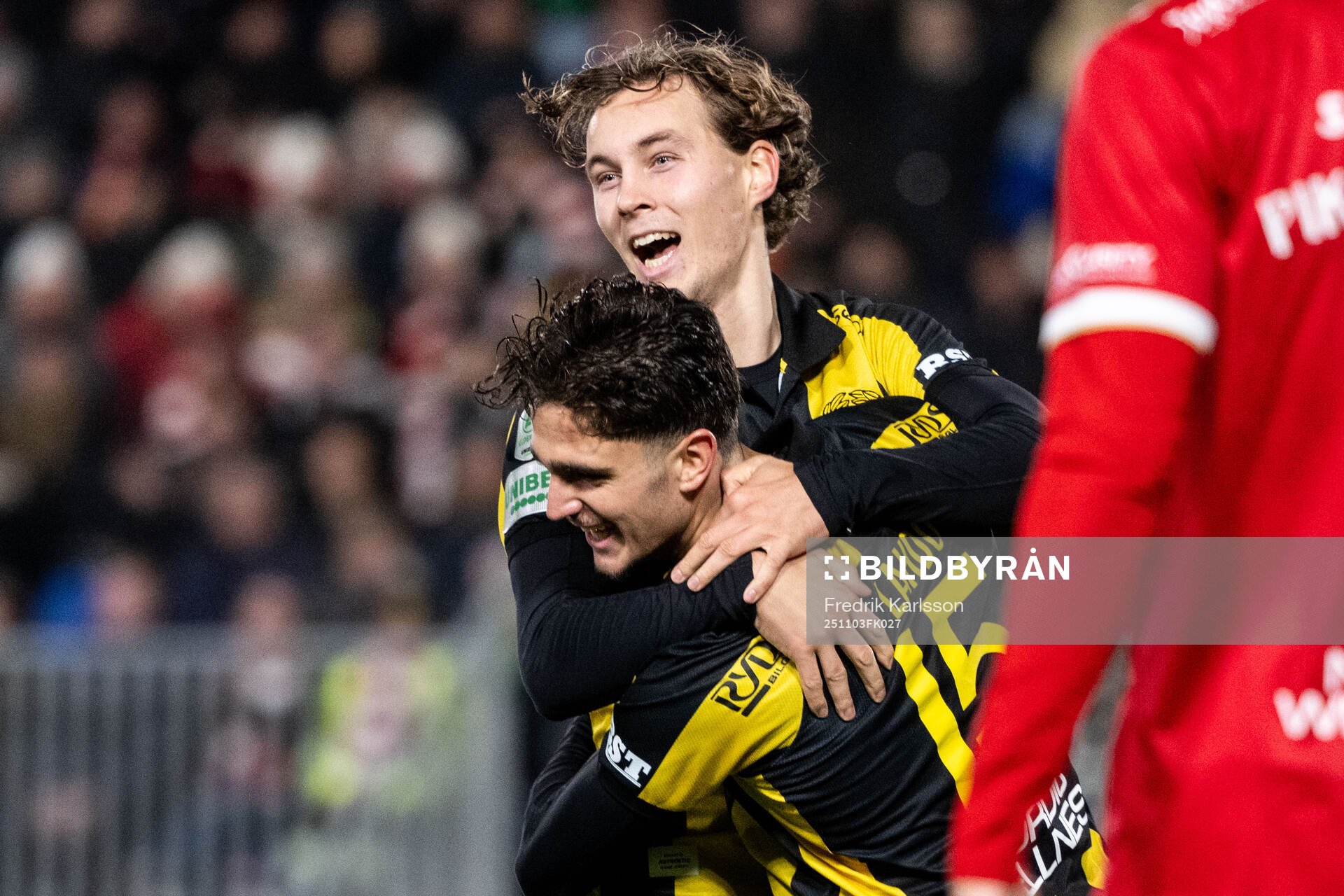 Hammarbys Adrian Lahdo jublar med Hampus Skoglund