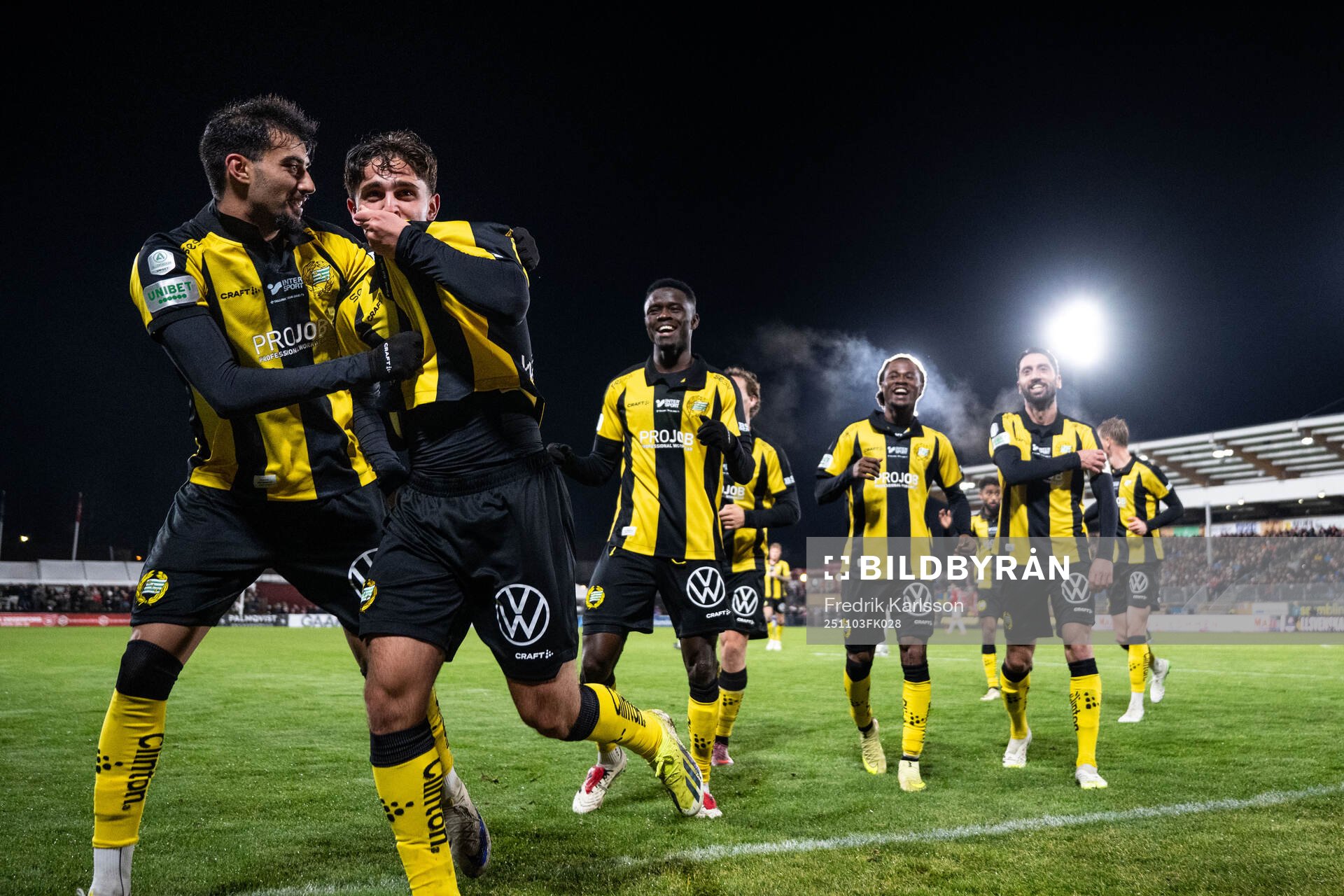 Hammarbys Adrian Lahdo jublar med lagkamrater