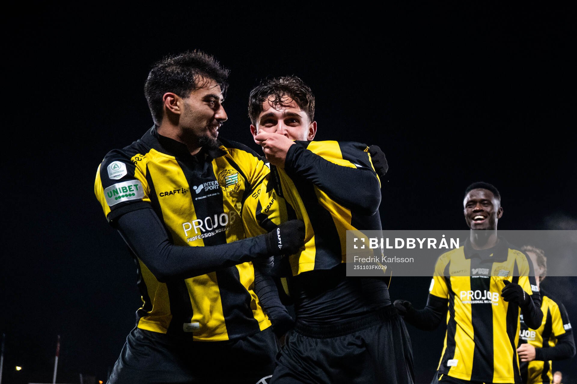Hammarbys Adrian Lahdo jublar med lagkamrater
